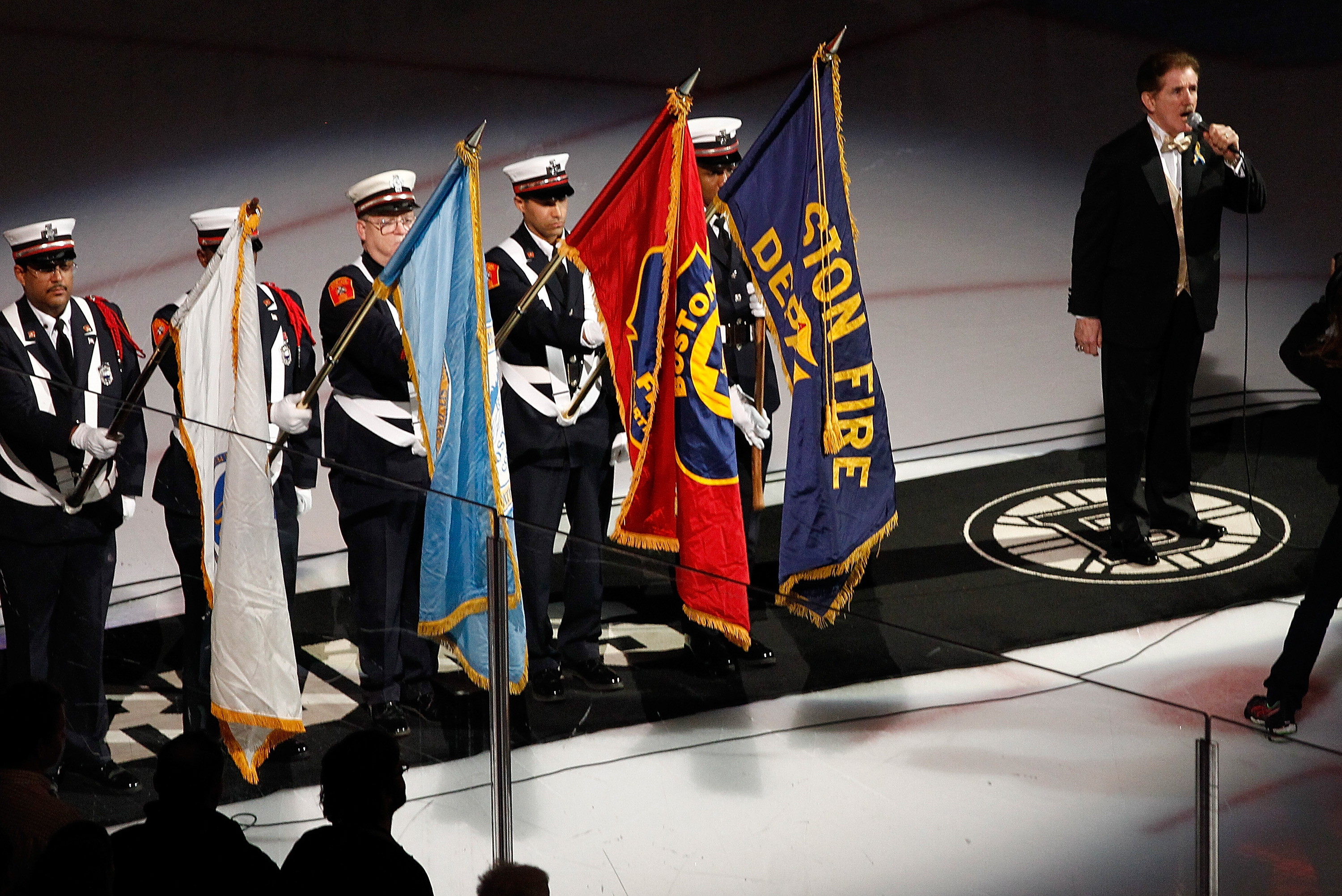 NHL fan singing national anthem, honouring soldier with standing