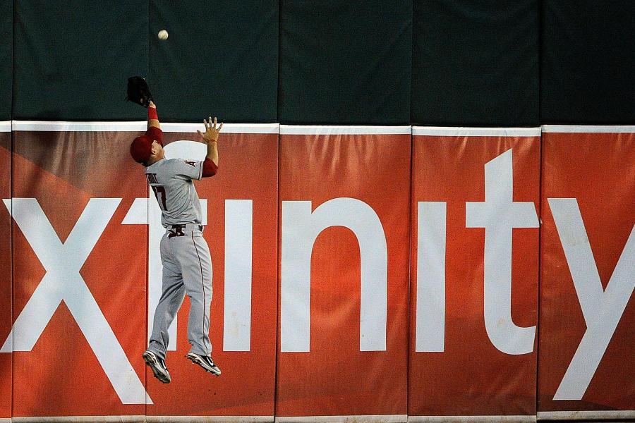 2009 Giants: Aaron Rowand makes a great catch, slams into the wall