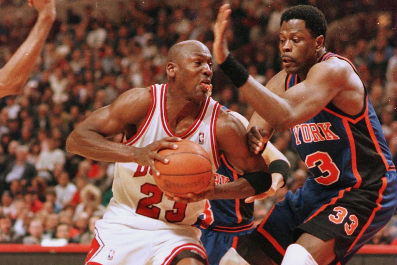 The New York Knicks' Charles Smith blocks the Chicago Bulls