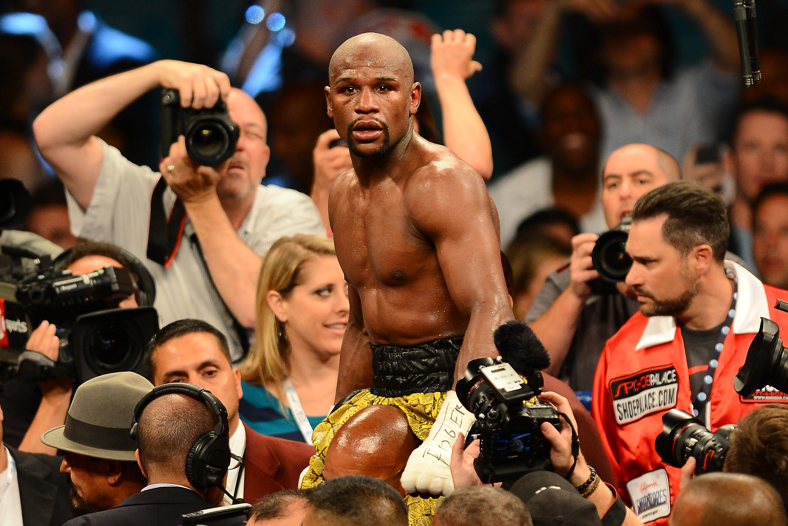 Floyd #Mayweather was at Fashion Square today with a bump load of