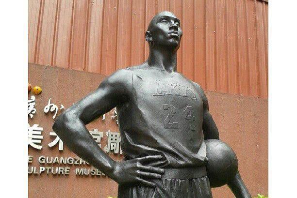 Kobe Bryant finds 'Muse' beyond basketball artistry
