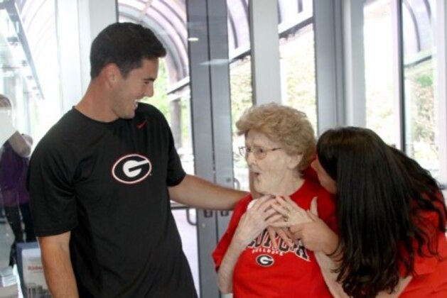 Georgia S Aaron Murray Surprises 96 Year Old Fan With Tour Of