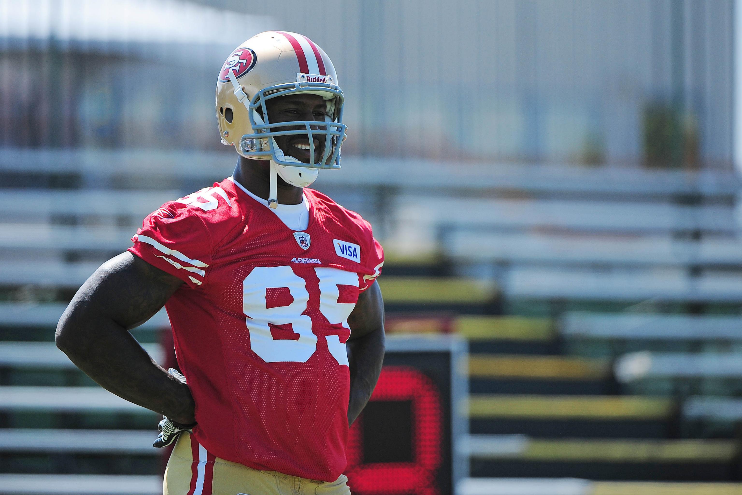 49ers news: Vernon Davis talks about how he's spending his time