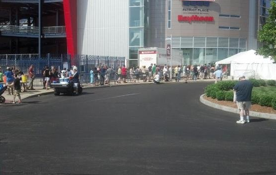 Fans brave heat, lines to exchange Aaron Hernandez jerseys