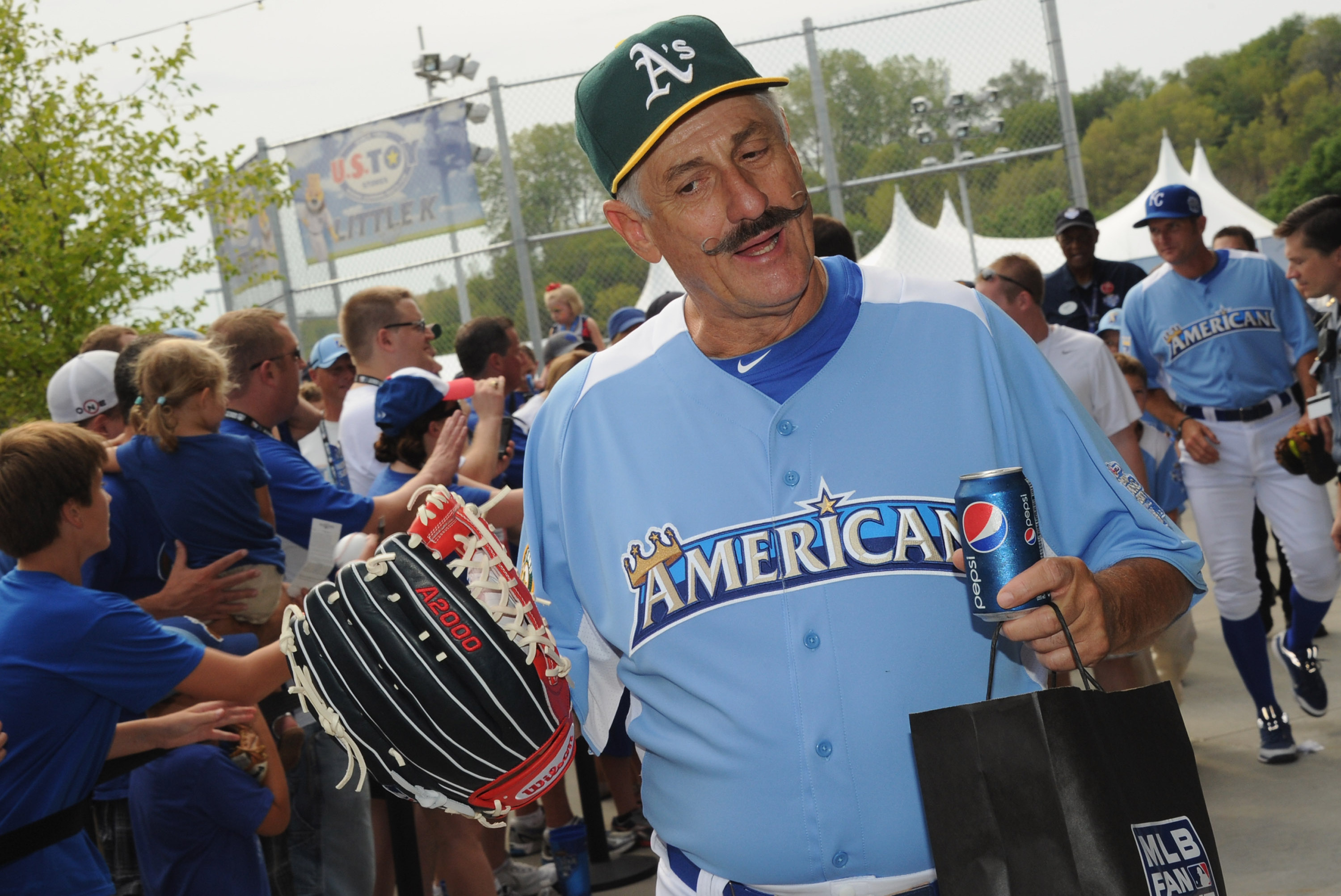Photo: Taco Bell All-Star Legends & Celebrity Softball Game at