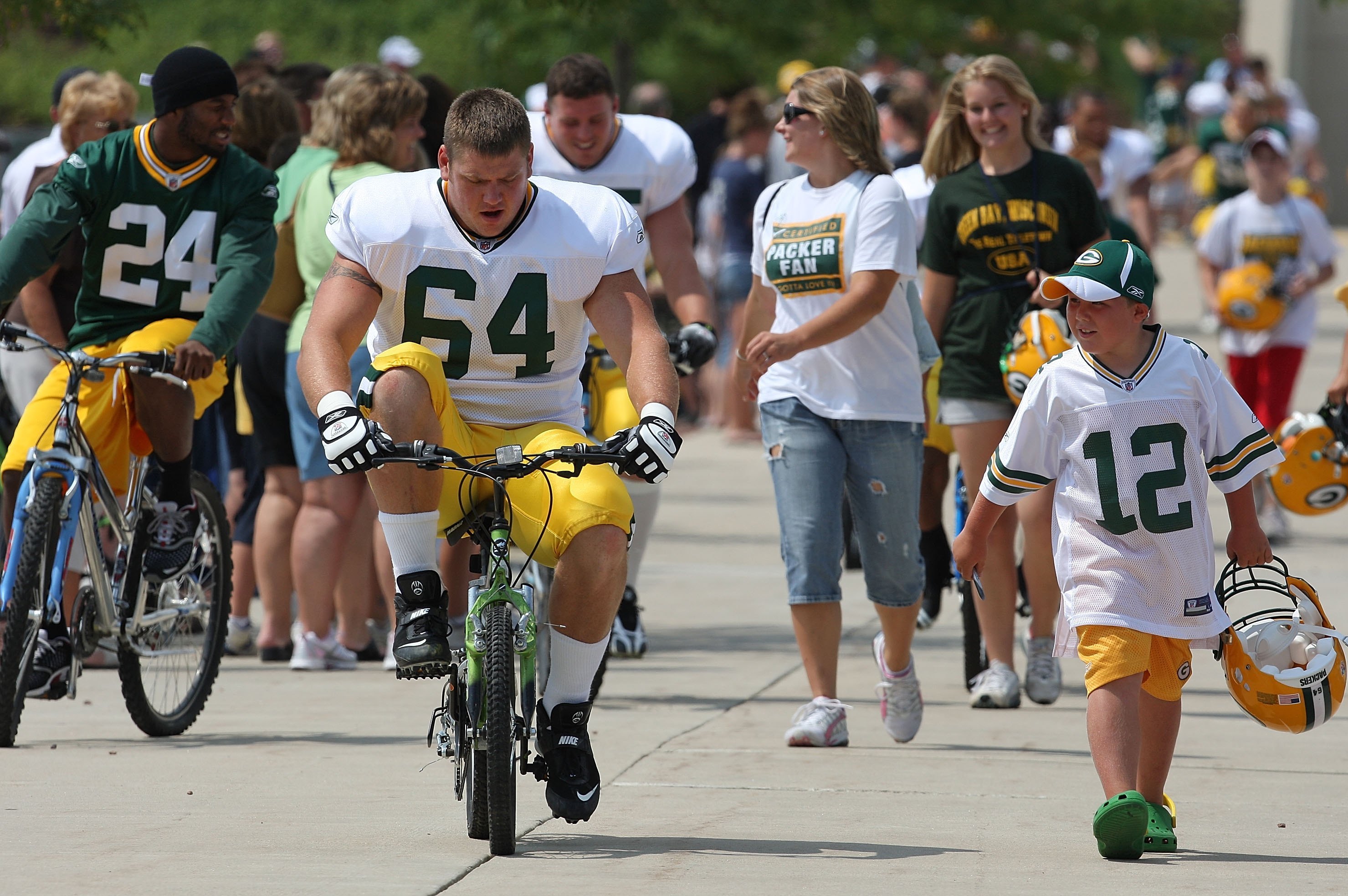 Photos: Fans return to Lambeau Field for bike tradition with players