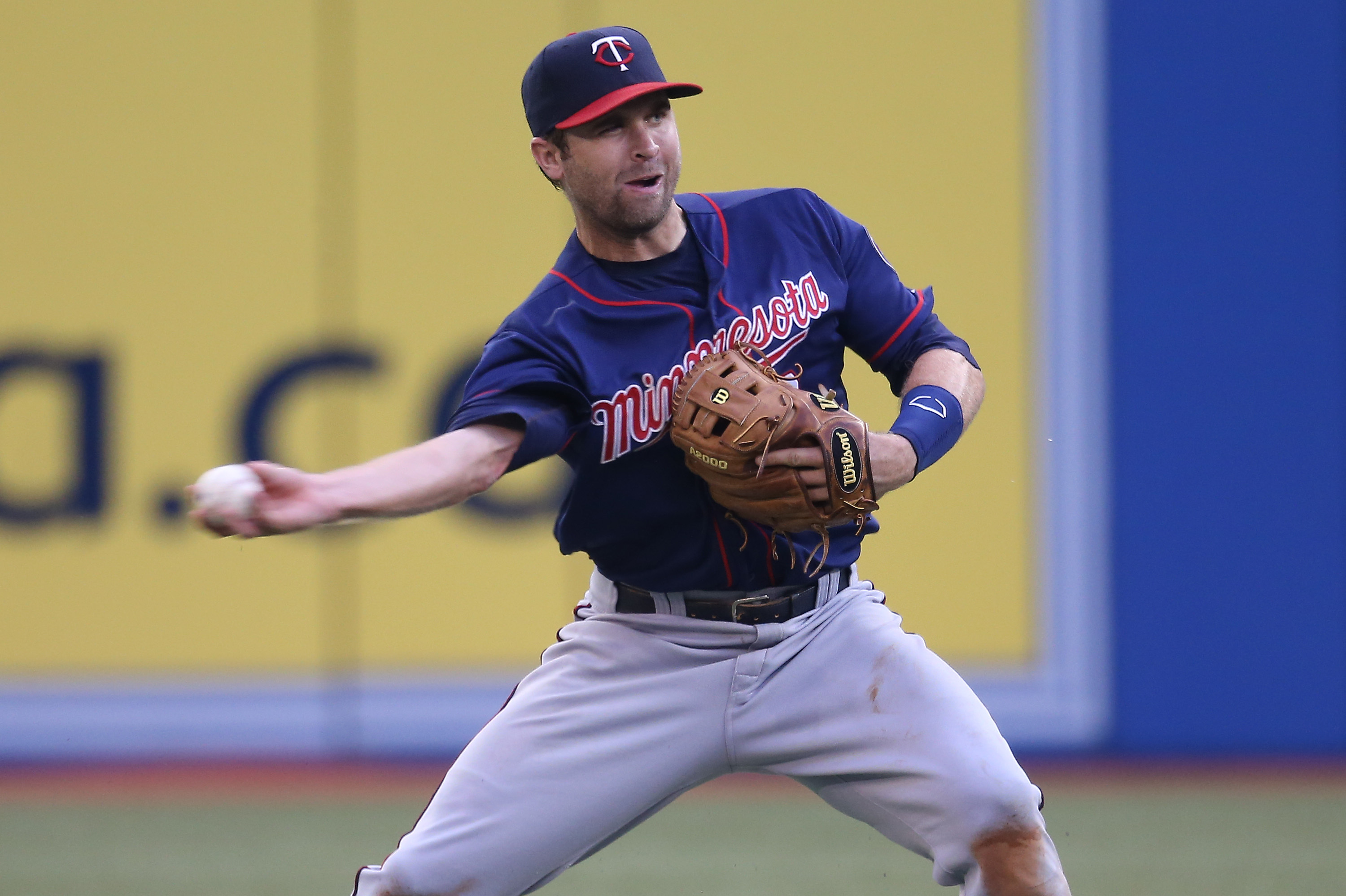 Minnesota Twins 2B Brian Dozier leaves game vs. Texas Rangers with