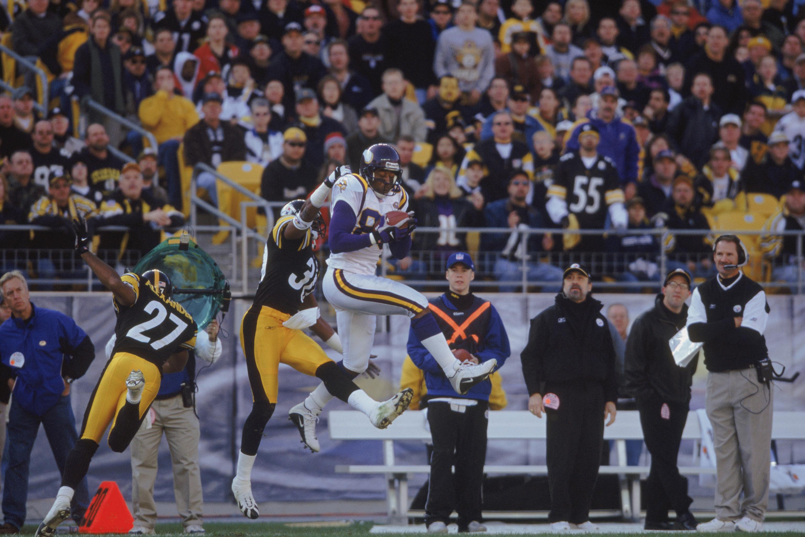 Minnesota Vikings - Cris Carter makes the 1000th catch of his