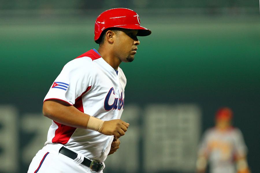 Cuban MLB player Jose Dariel Abreu embraces former Cuban President  Fotografía de noticias - Getty Images