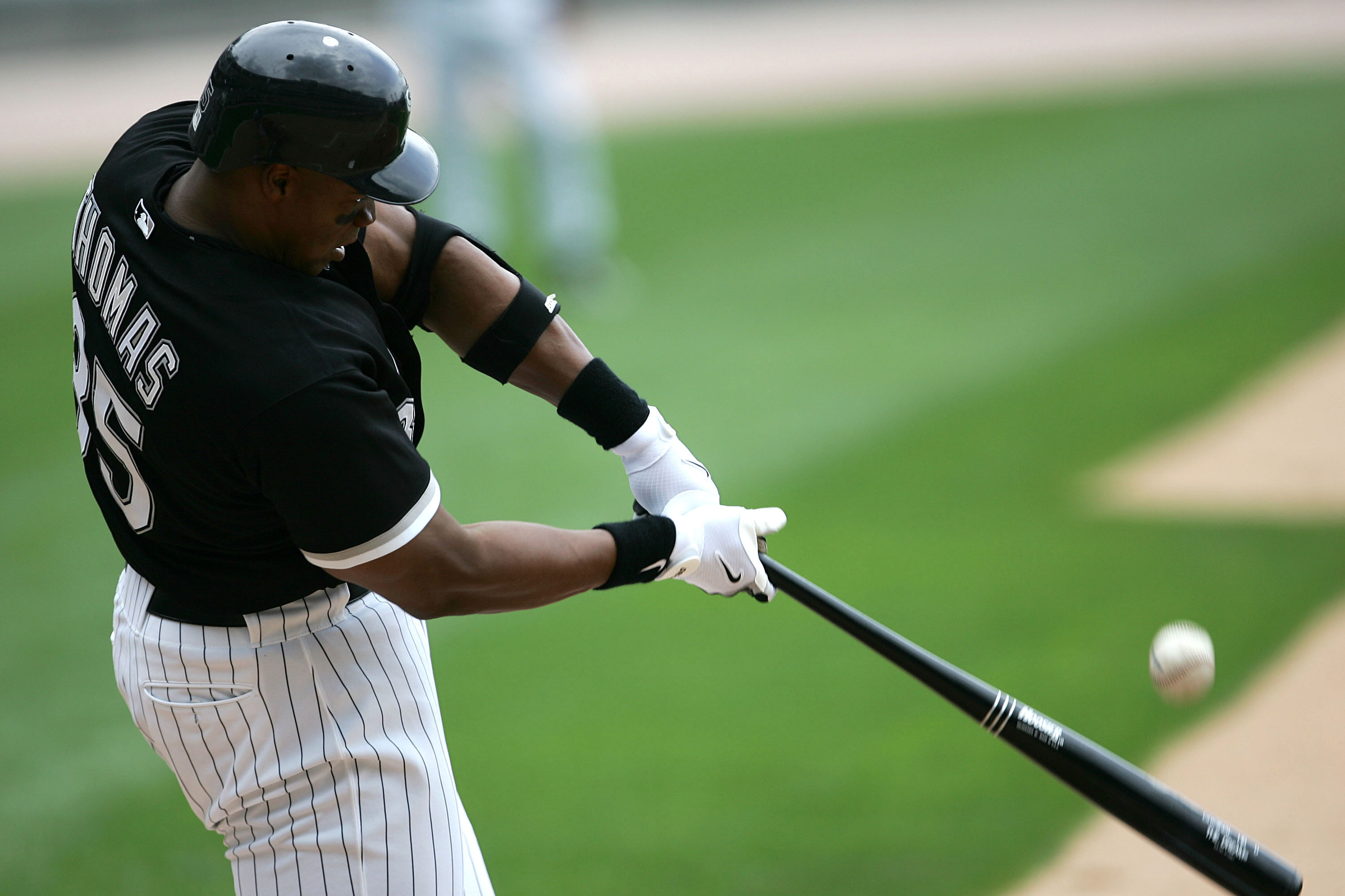 Frank Thomas hits three homers for the White Sox, becoming the Sox