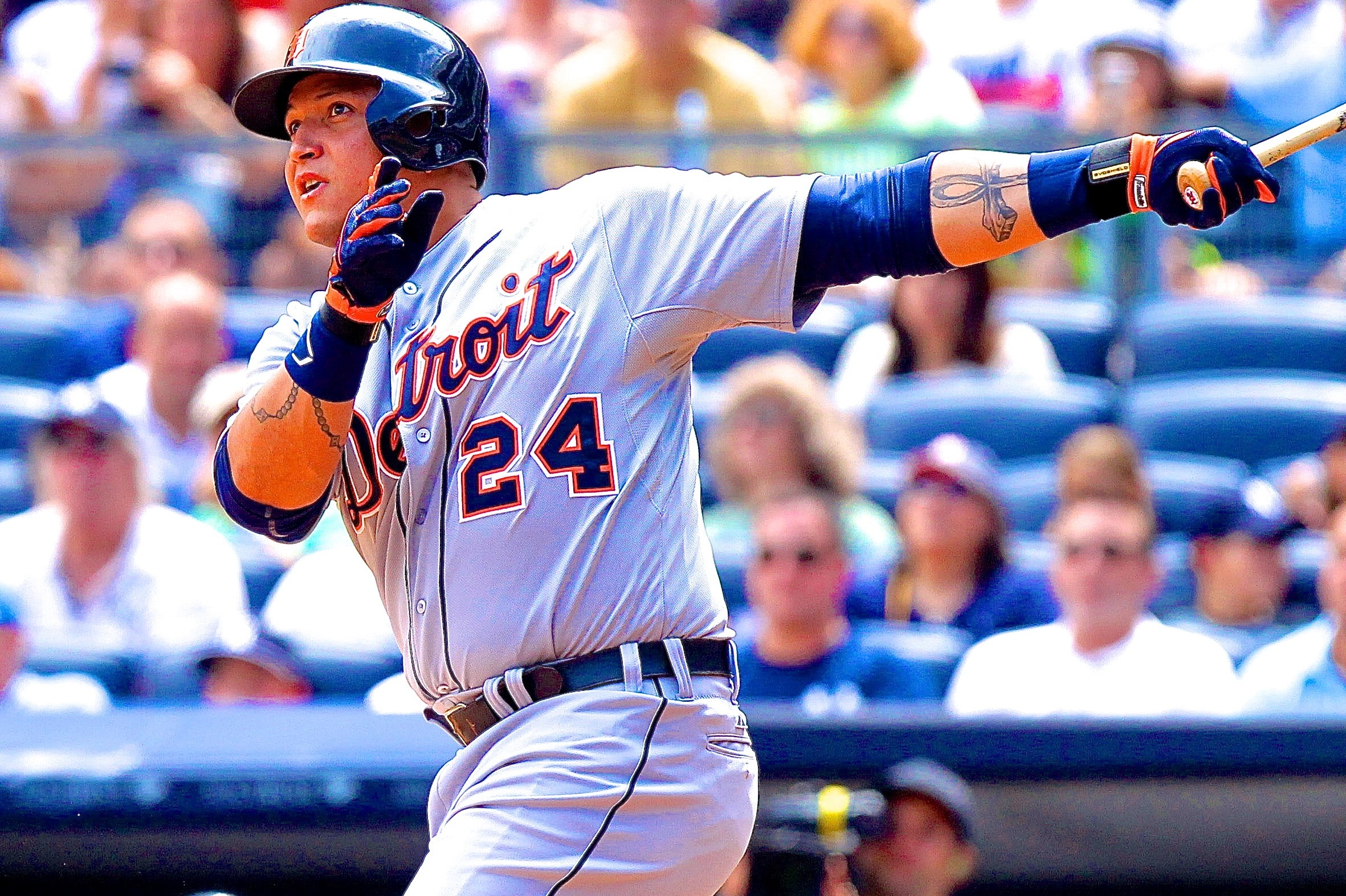 Miguel Cabrera jokingly squares up with José Ramírez after