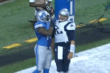 Lions DE Willie Young Taunts Tom Brady with Finger Wag During