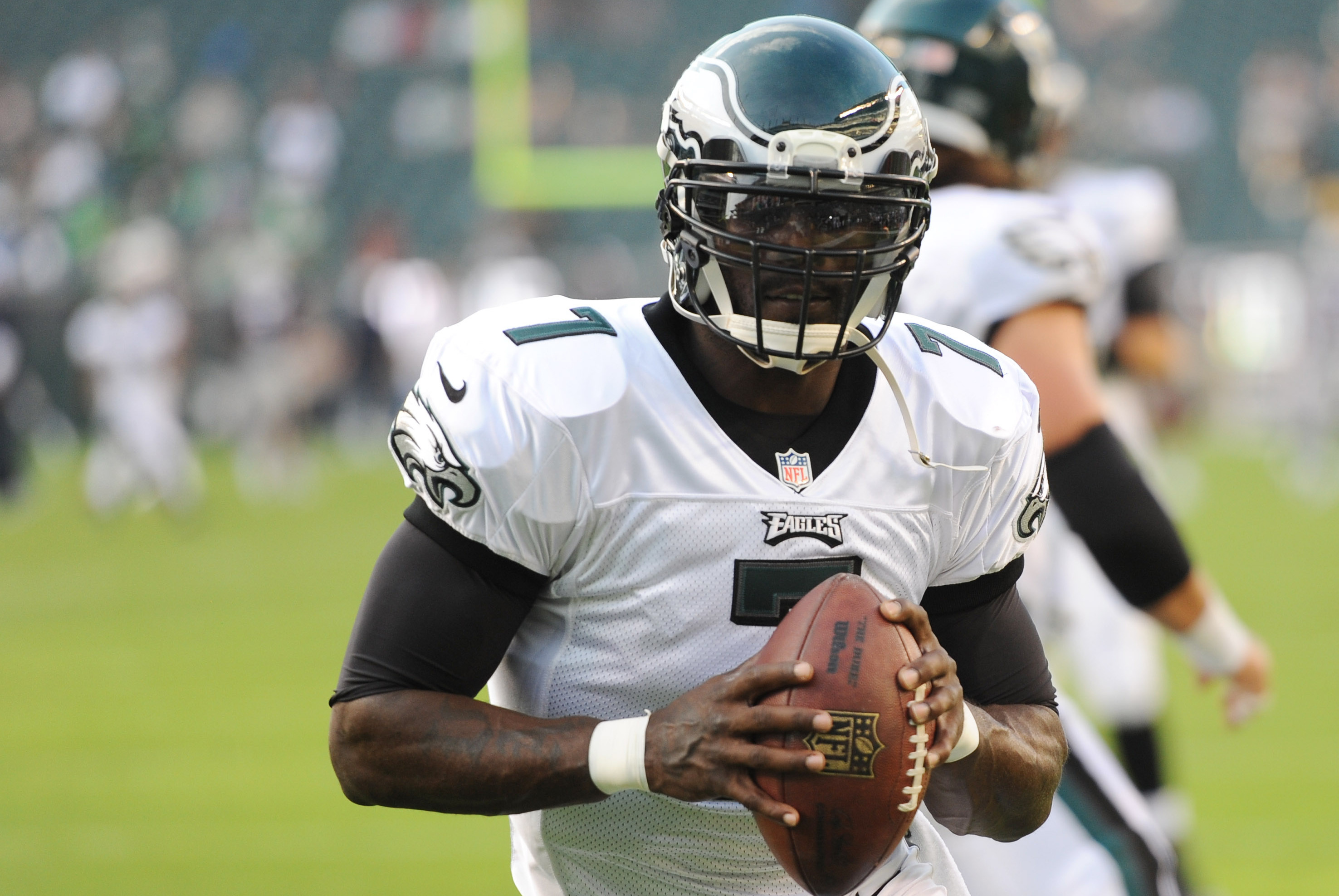 NFL: Quarterback Michael Vick will stay with Philadelphia Eagles in 2013, NFL News