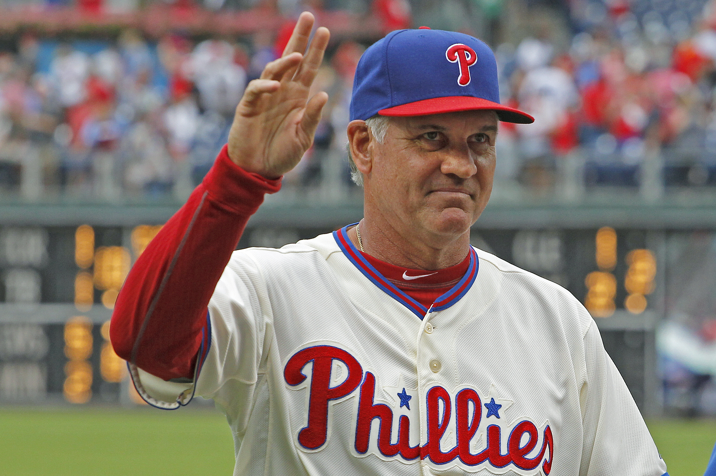Phillies Manager Ryne Sandberg Receives Standing Ovation in