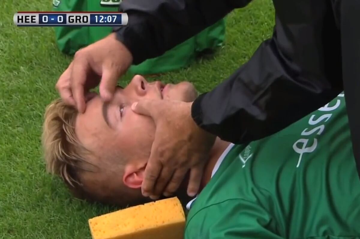 Dutch Soccer Player Pretends To Faint After Receiving A Red Card Bleacher Report Latest News 