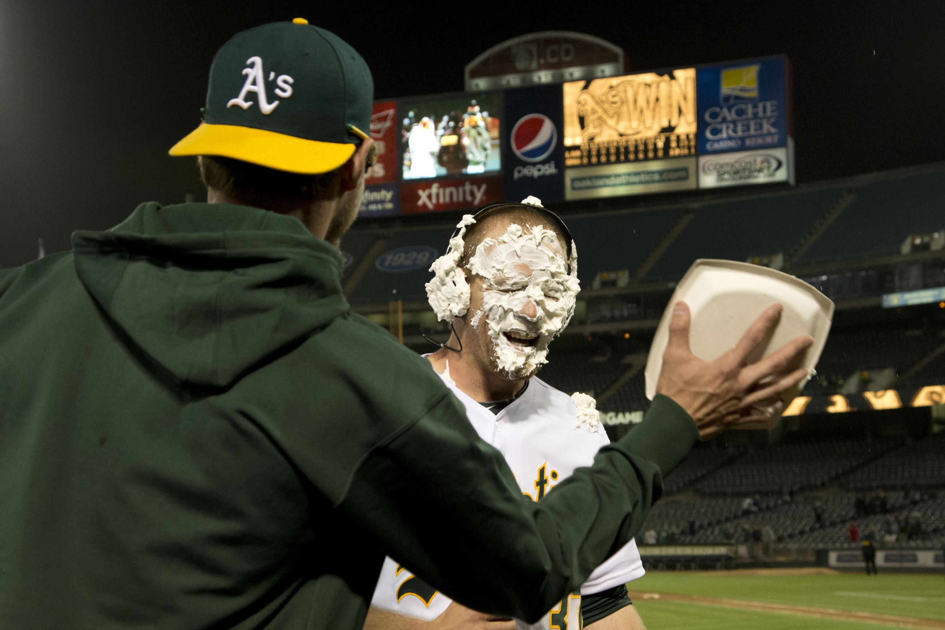 Oakland A's beat Seattle Mariners on Coco Crisp's homer in 10th