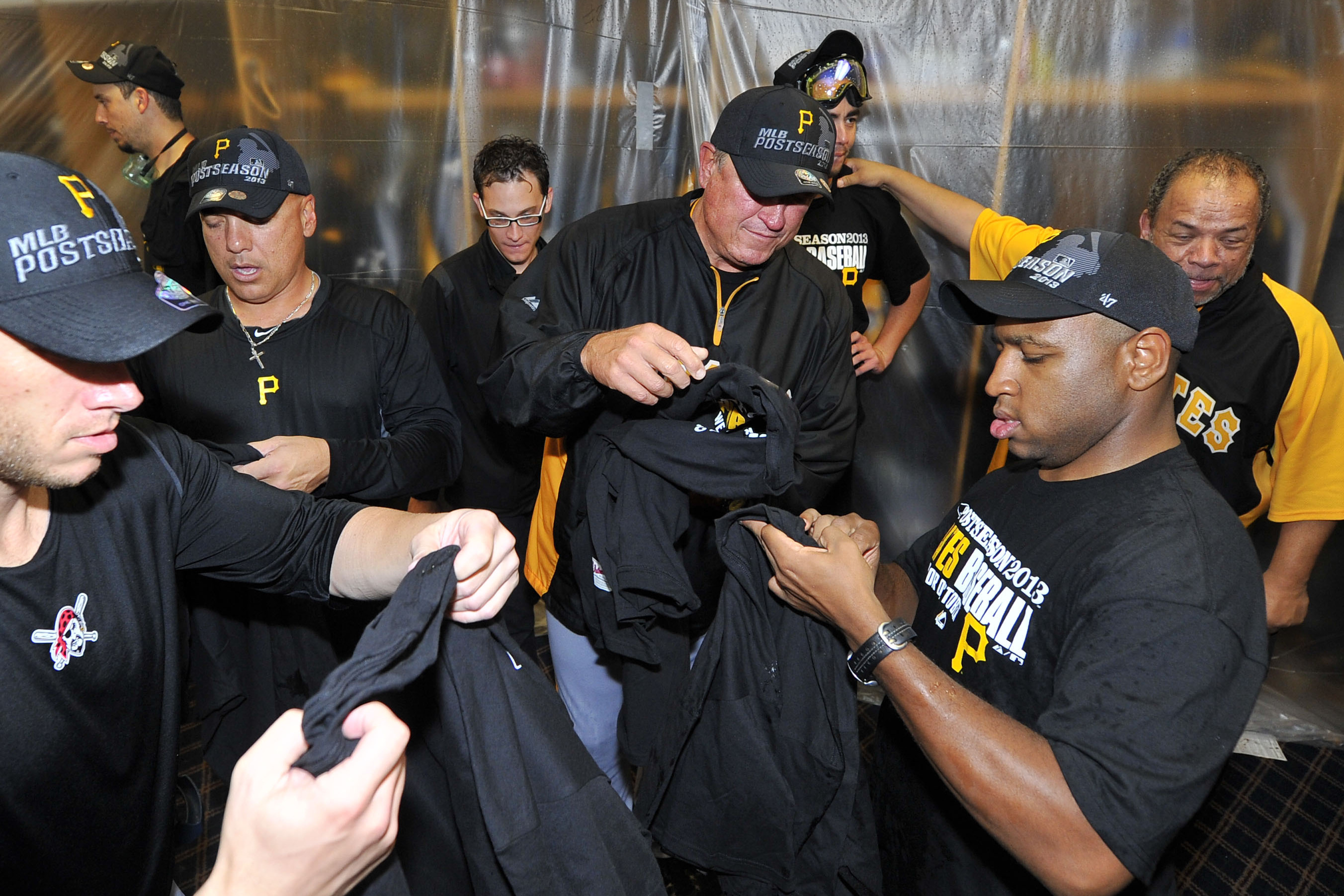 Pirates clinch 1st playoff berth in 21 years