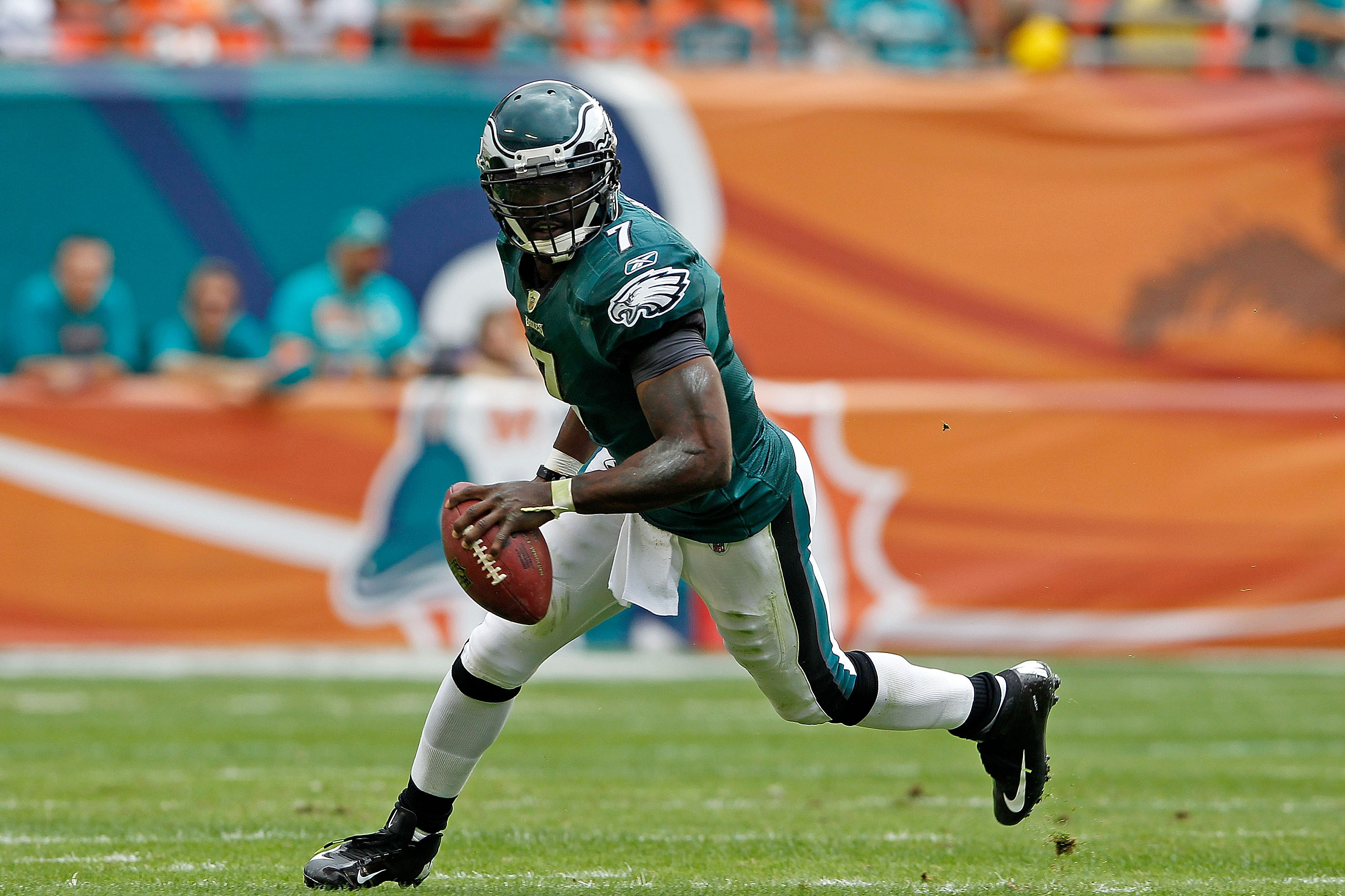 Michael Vick of the Philadelphia Eagles rushes during a game against   Philadelphia eagles cheerleaders, Philadelphia eagles football, Michael vick