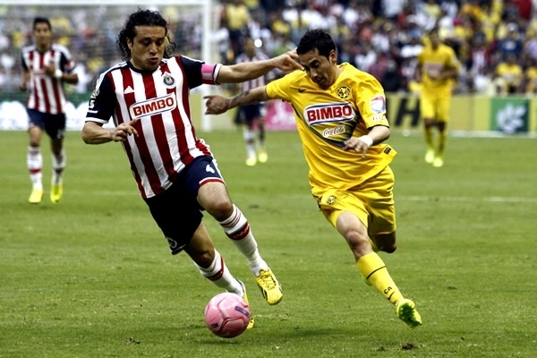 Luis Velasquez of Mexico's Atlante FC competes with Daniel