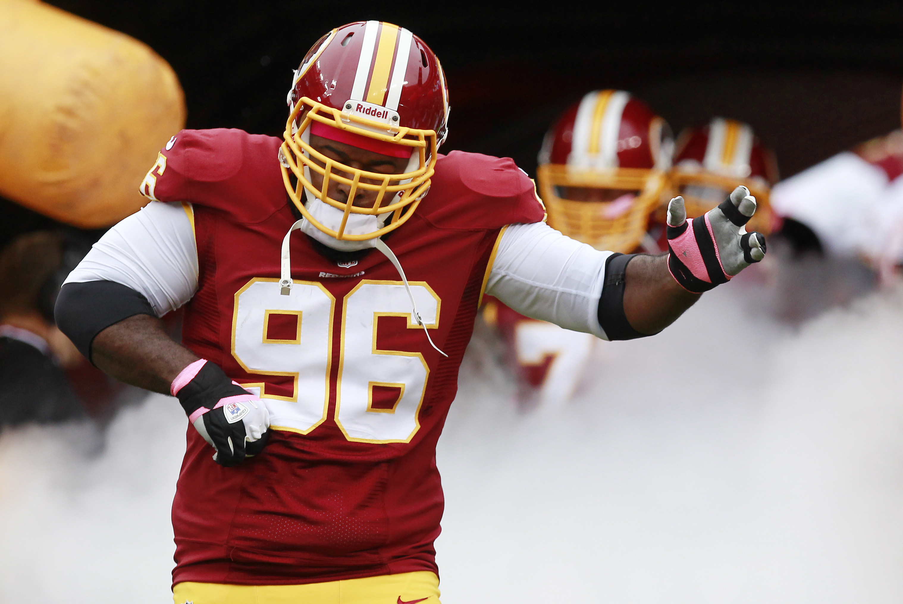 New York Giants defensive tackle Barry Cofield holds up a