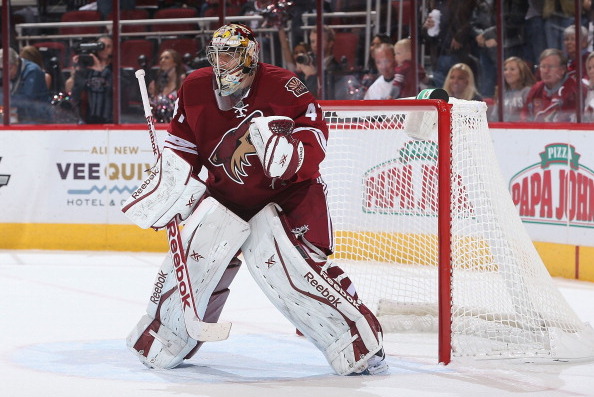 Phoenix Coyotes goalie Mike Smith (L) meets Los Angeles Kings