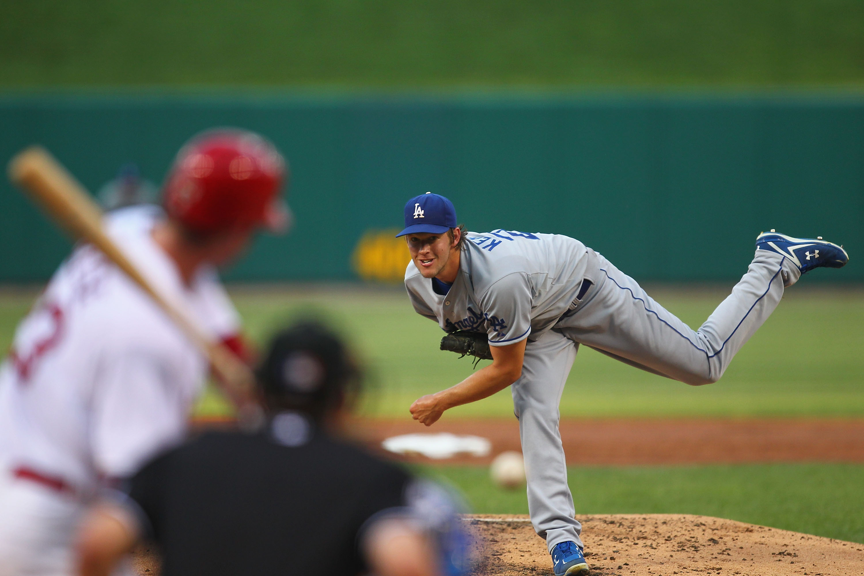 Clayton Kershaw keeps Cardinals reeling on the road, outduels