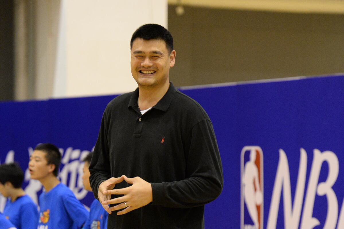 Yao Ming and Muggsy Bogues Combine for Great Photo in China Bleacher