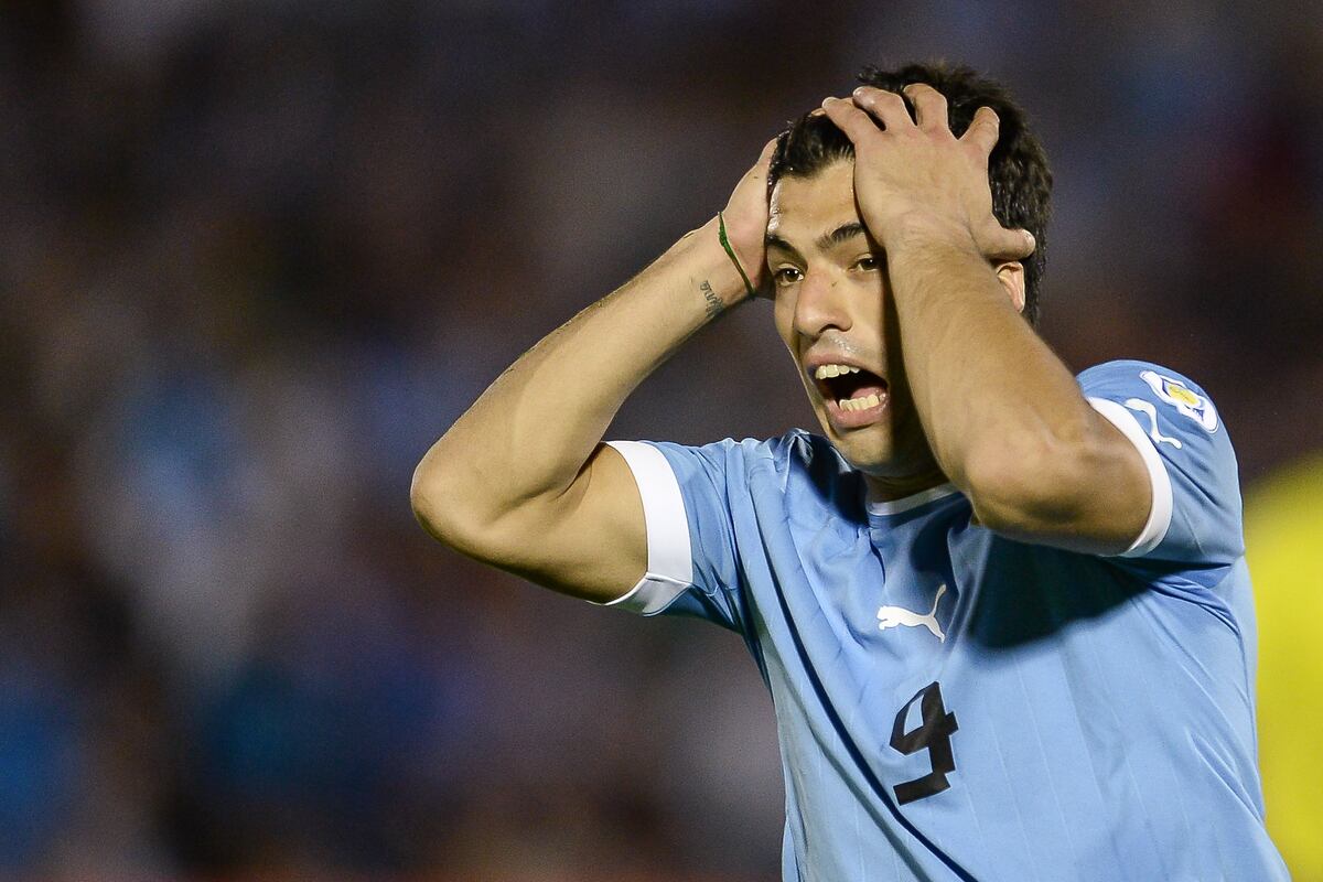 Biggest World Football Blunders Of The Weekend With Luis Suarez And Diego Costa Bleacher Report Latest News Videos And Highlights
