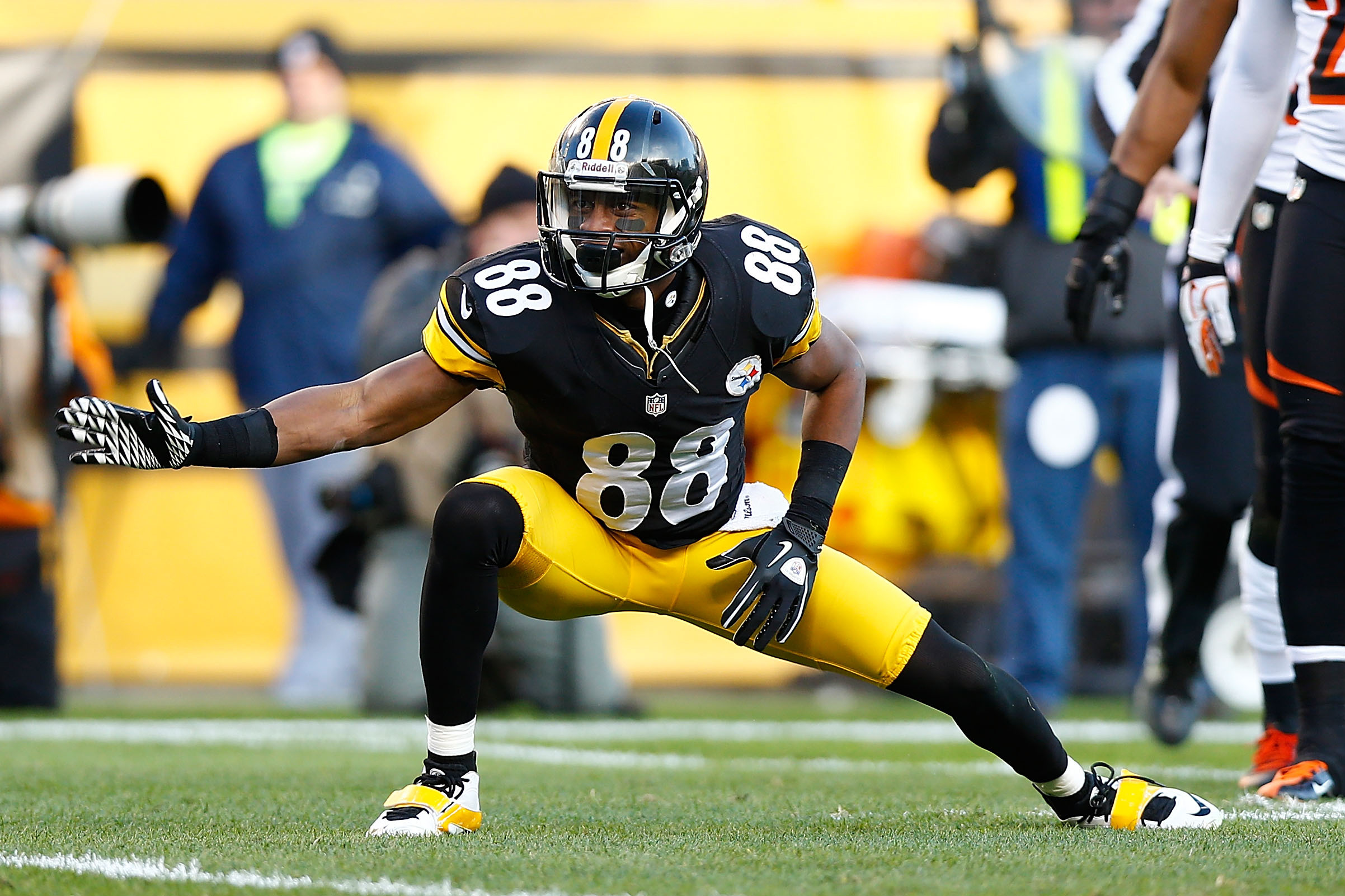 Pittsburgh Steelers wide receiver Emmanuel Sanders (88) points to