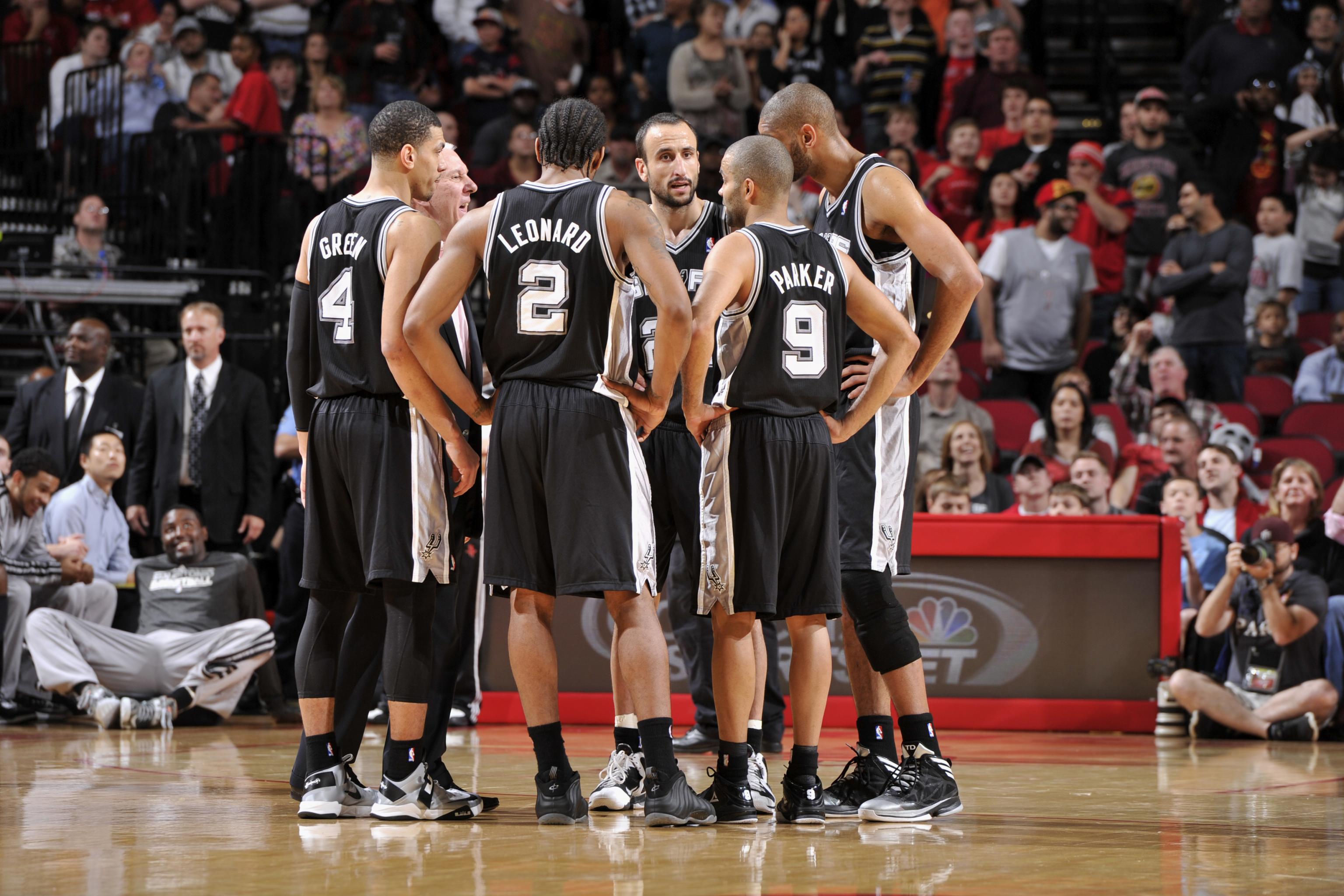 Tim Duncan looking at the Spurs Championship Banners  San antonio spurs  basketball, San antonio spurs, Spurs basketball
