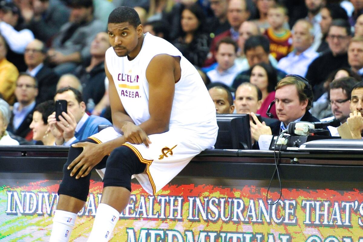 Andrew Bynum’s Injuries Prompt Cleveland Center to Consider Retirement