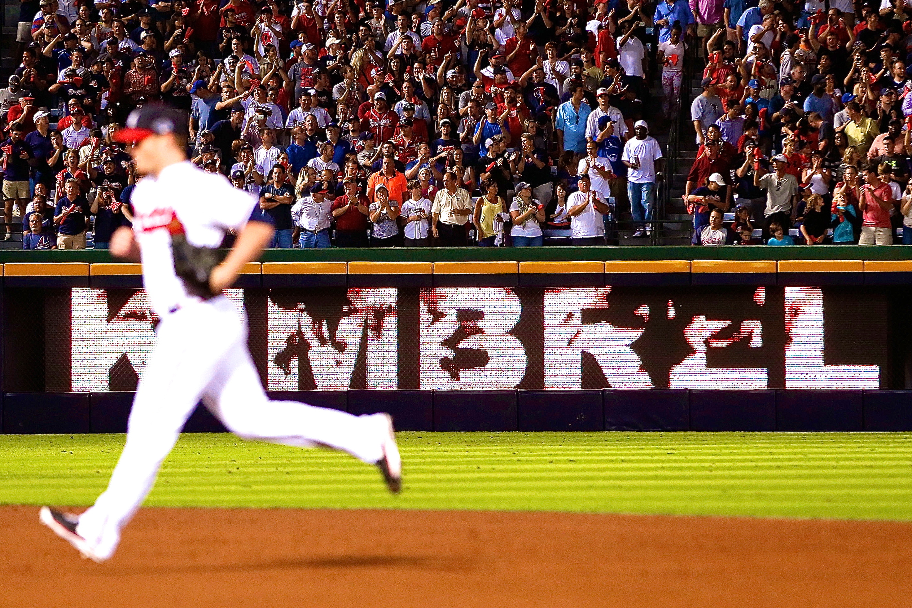 Braves give Turner Field a rousing send-off in final game