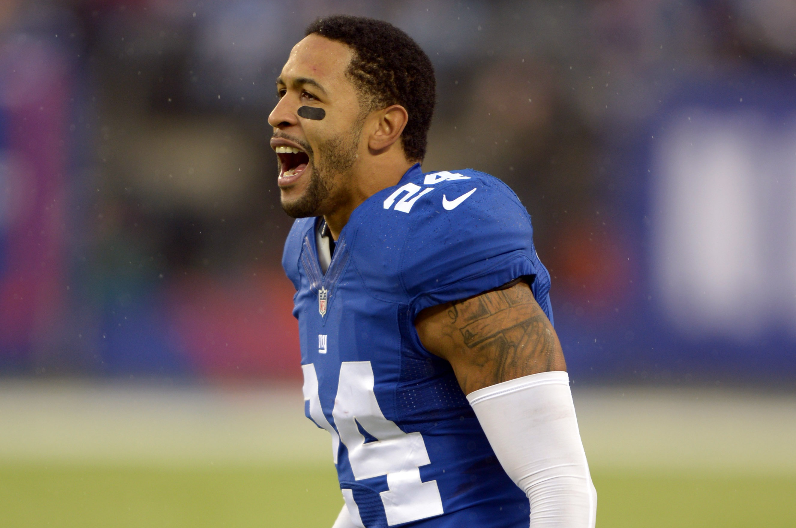 New York Giants cornerback Terrell Thomas (24) pushes Tennessee