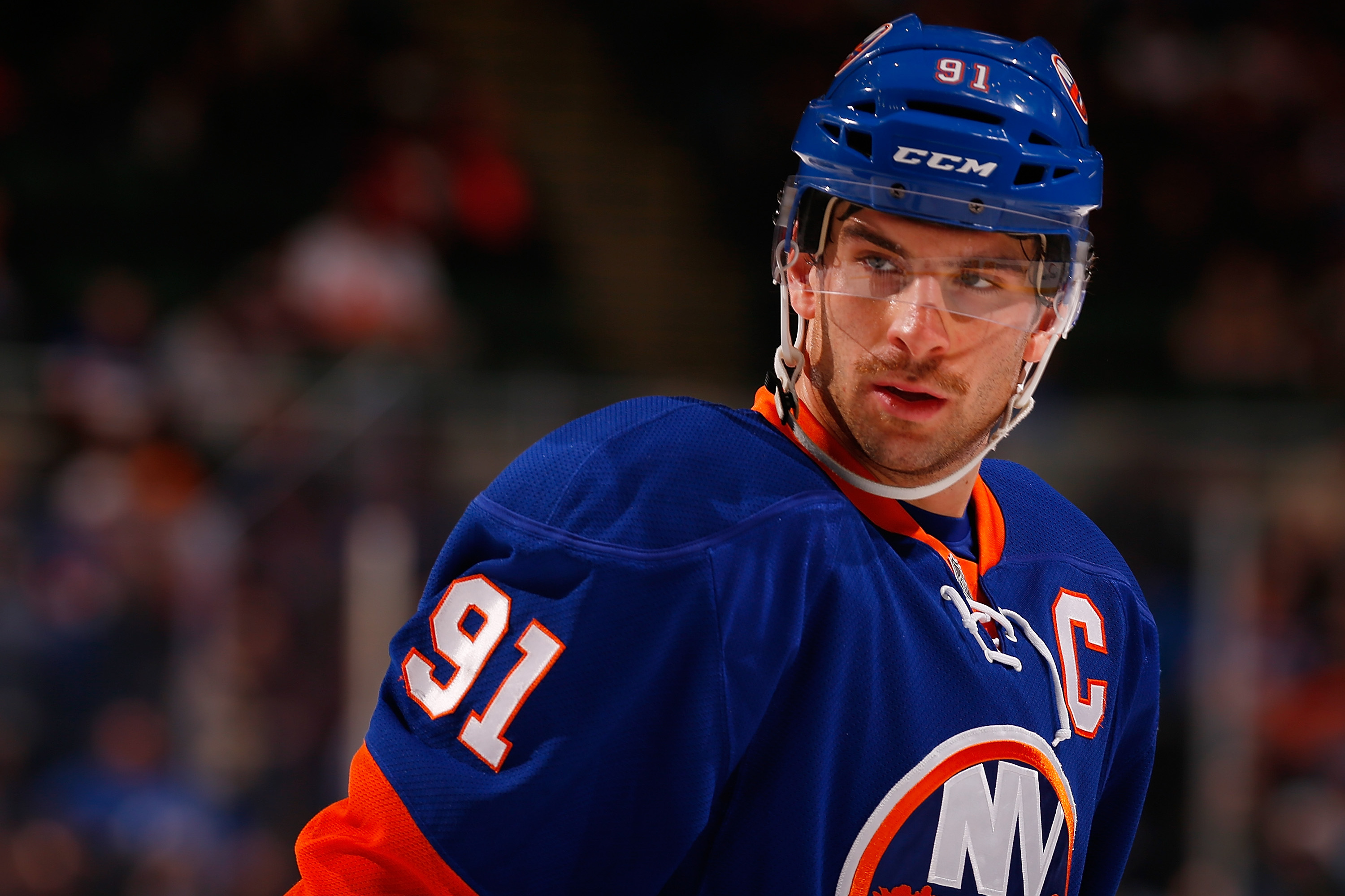 Golf fan and Islanders star John Tavares helps out PGA player