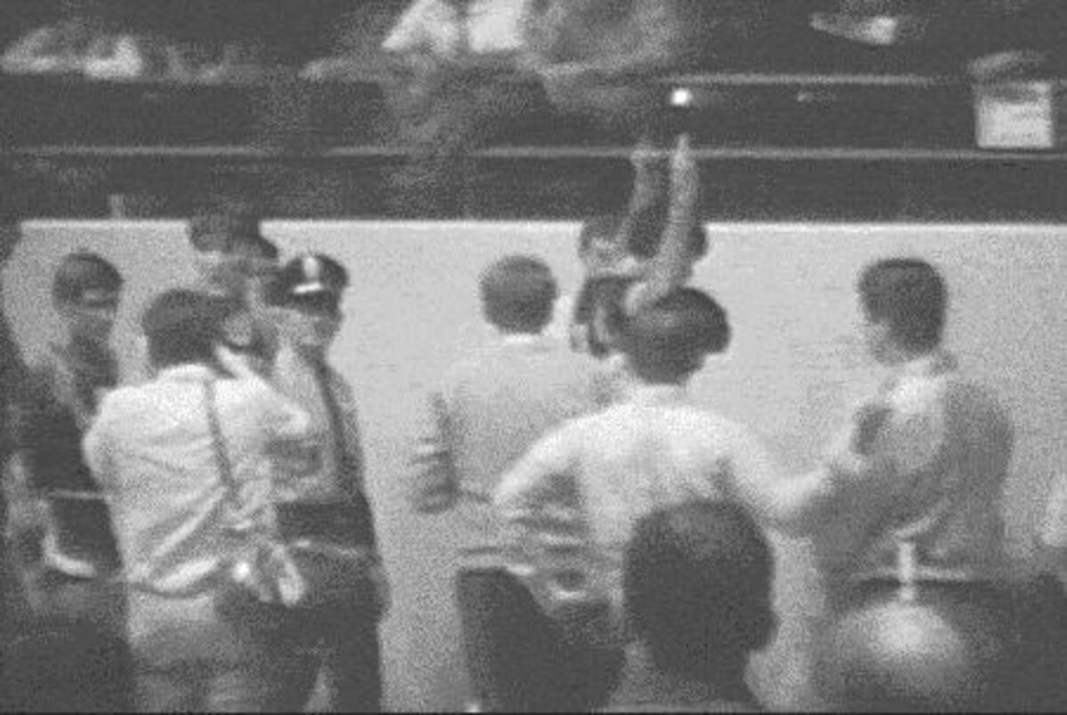 'Pistol' Pete Maravich Flipped off the Alabama Student Section in 1970