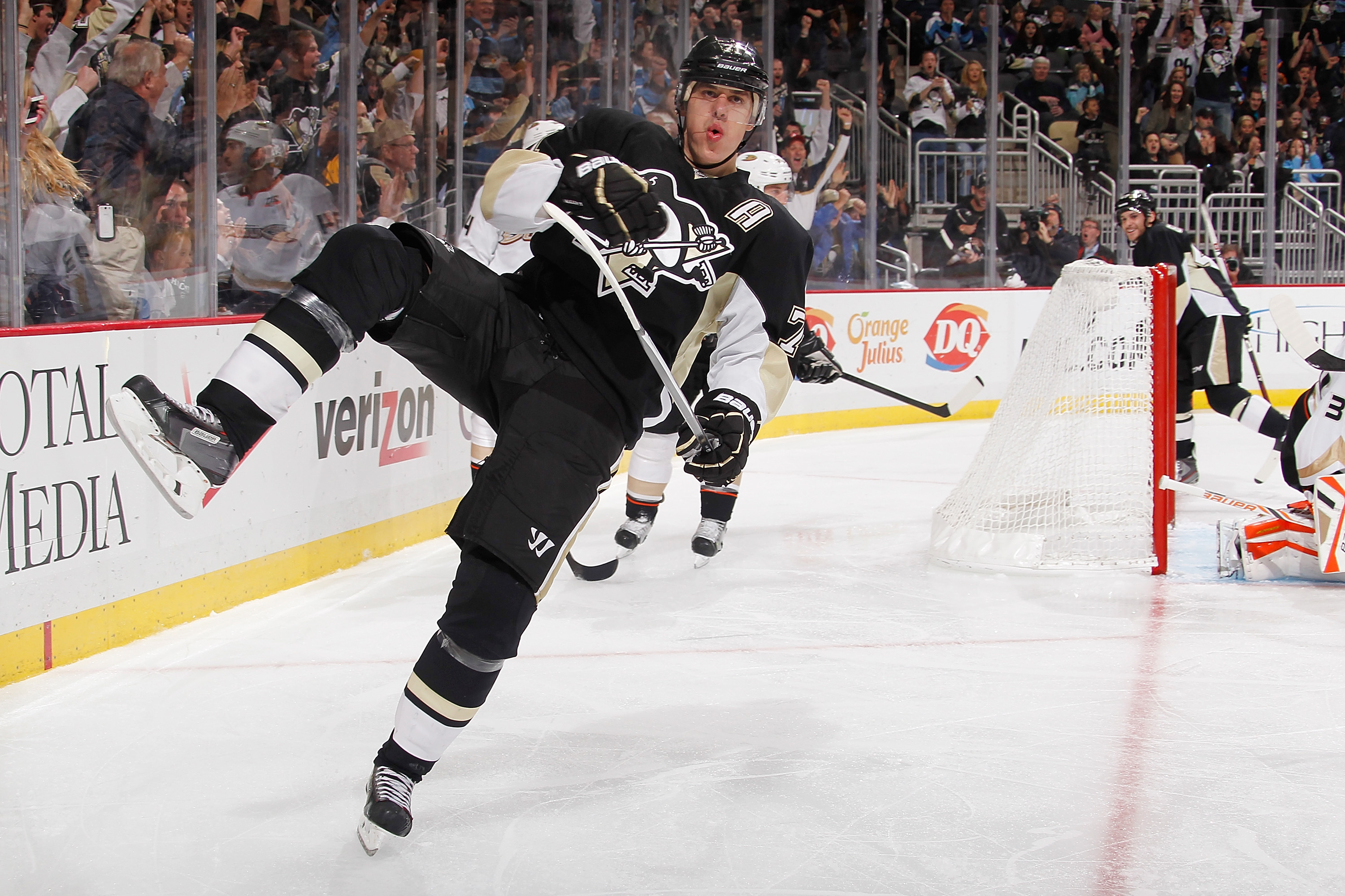 Pittsburgh Penguins Forward Evgeni Malkin Teaches His Son How To Ice Skate  - CBS Pittsburgh