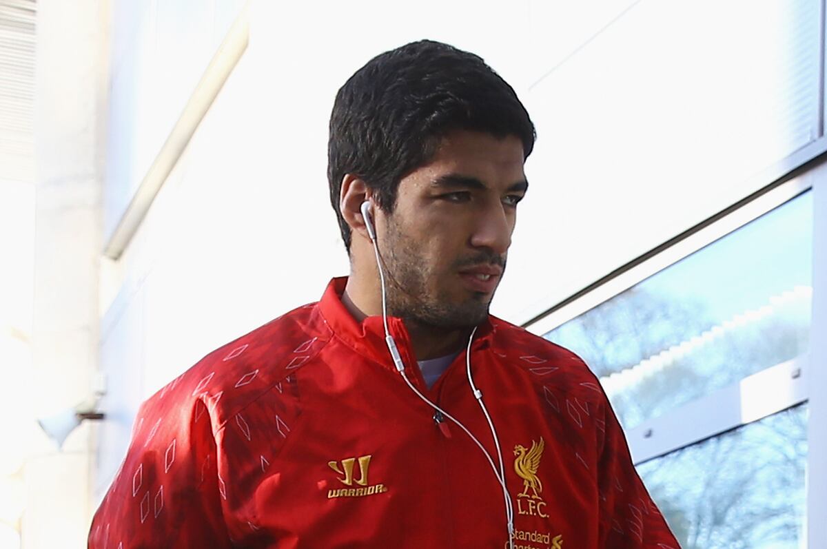 Breaking Down This Week's Biggest Rumours: Suarez, RvP Stay but AVB