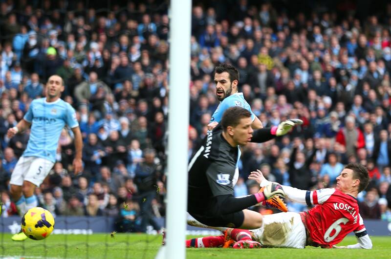 Arsenal S Laurent Koscielny Posts Picture Of Knee Gash Suffered Vs Man City Bleacher Report Latest News Videos And Highlights