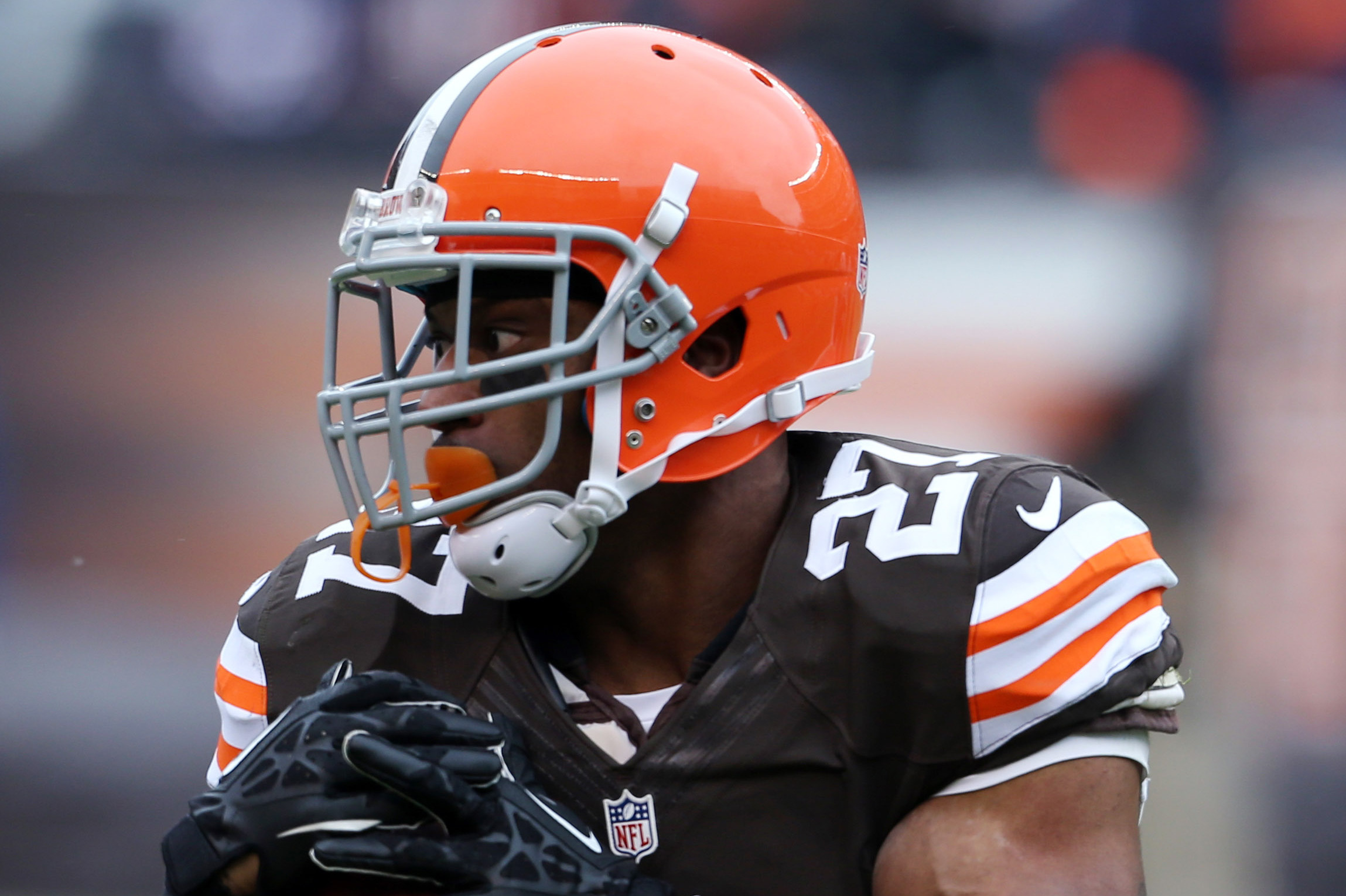 Cleveland Browns running back Edwin Baker (27) beats Chicago Bears