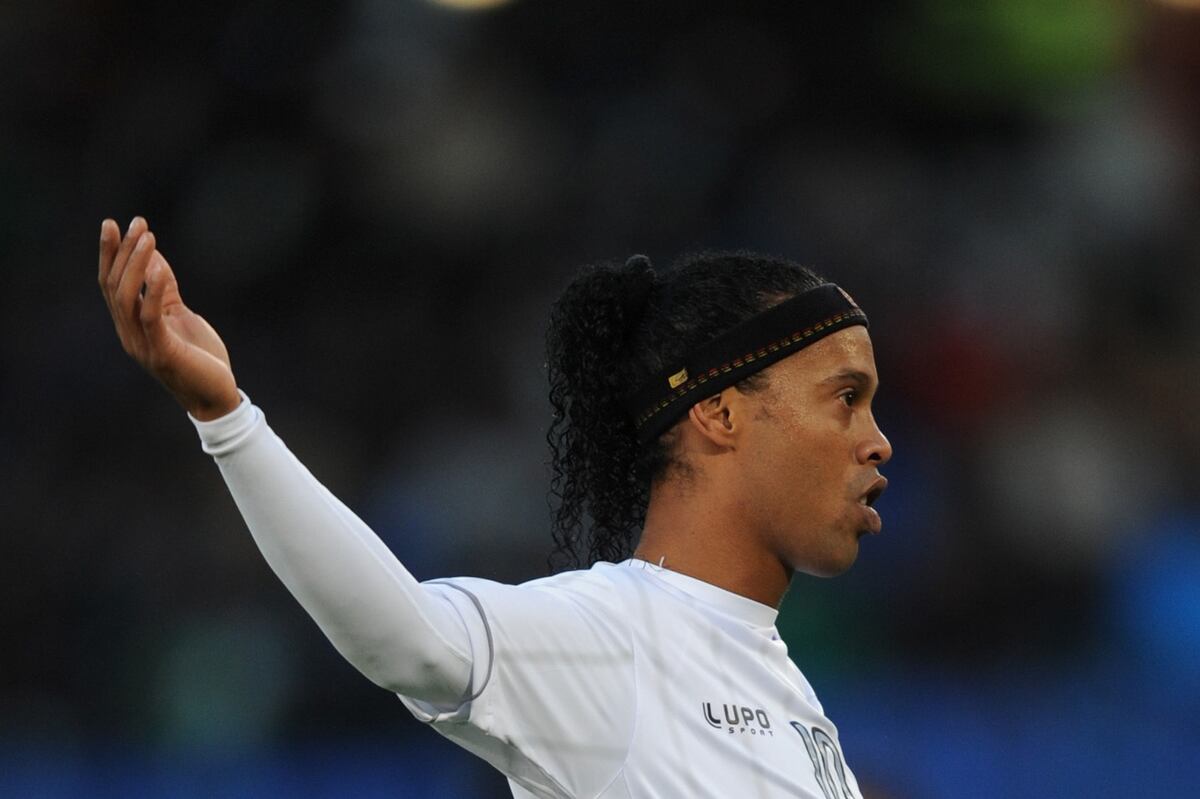 GIF: Ronaldinho Sent Off After Reacting to Challenge at ...