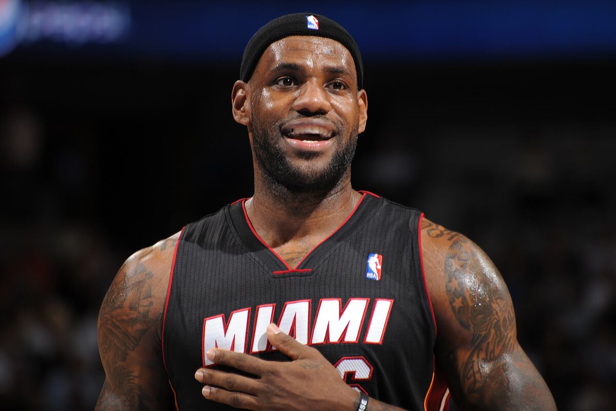 LeBron James Good at Volleyball Too, Spikes Sweet Pass to Teammate
