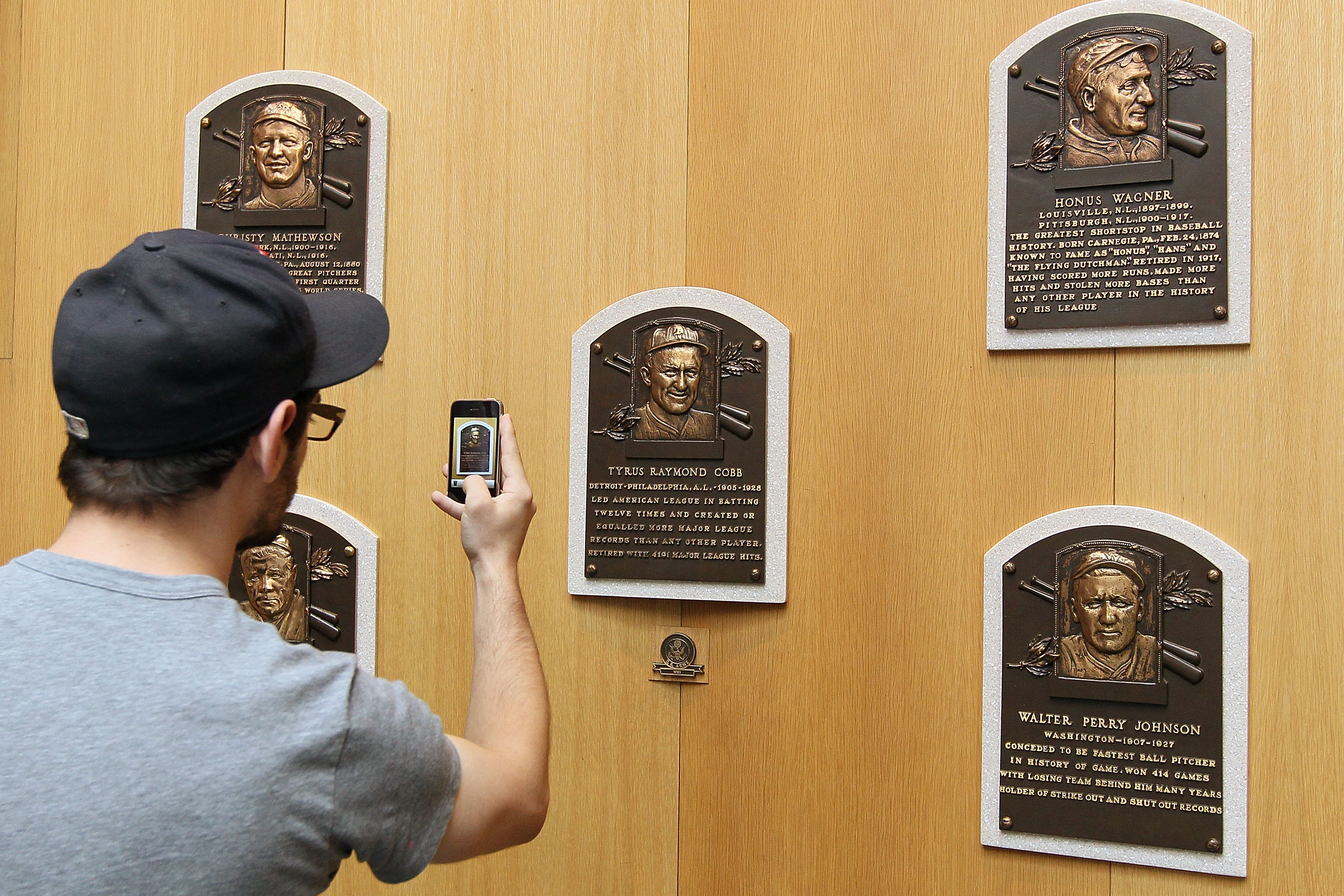 Maddux won't have Braves logo on Hall of Fame plaque