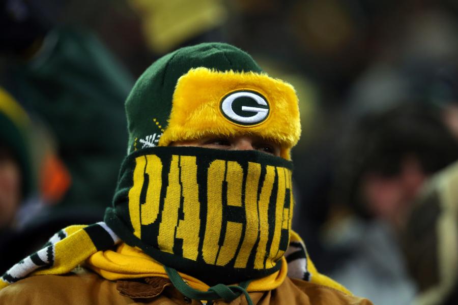 Crazy Packers fans wear bikinis to the game in freezing weather