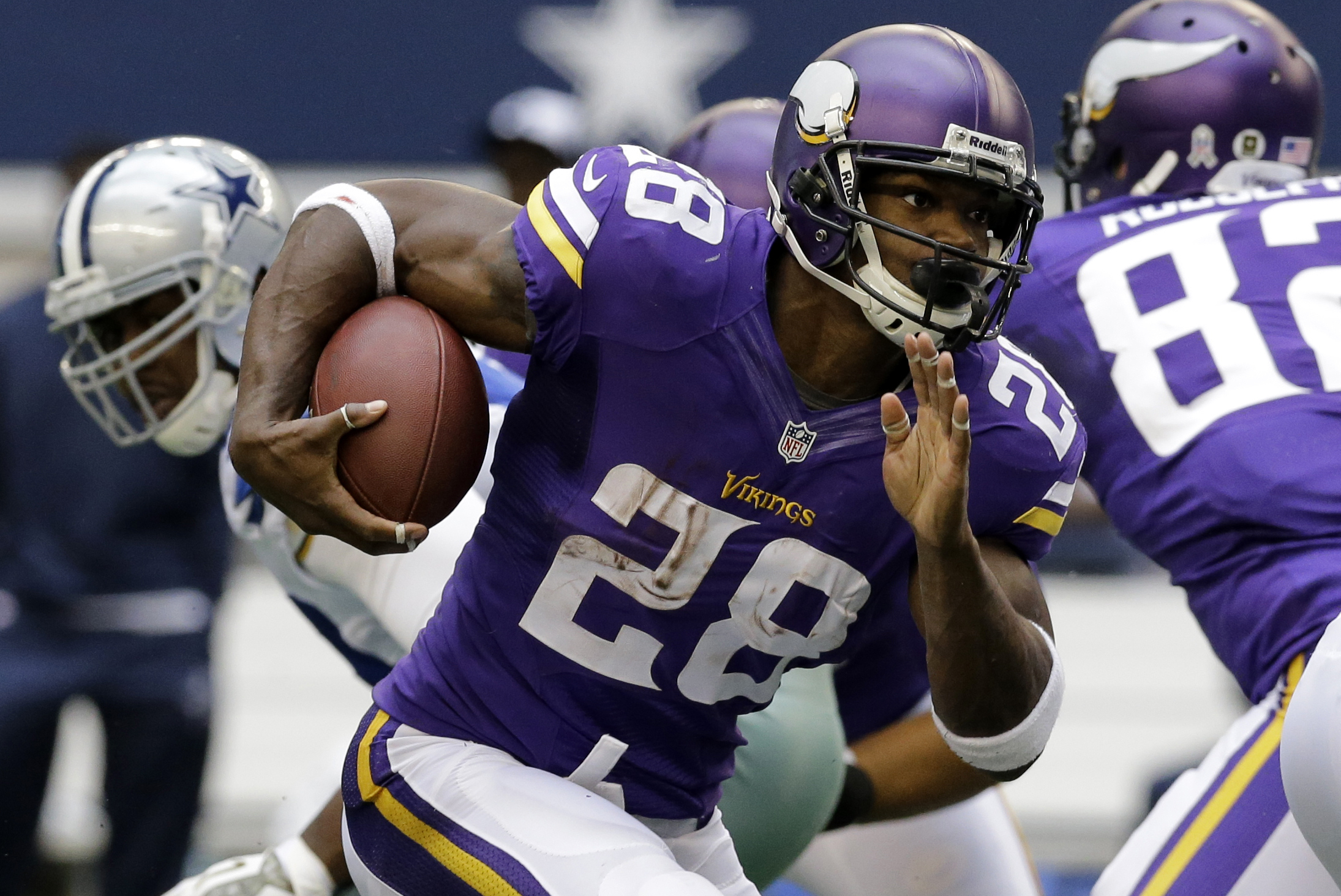 Adrian Peterson forced from Vikings lineup with knee, groin injuries