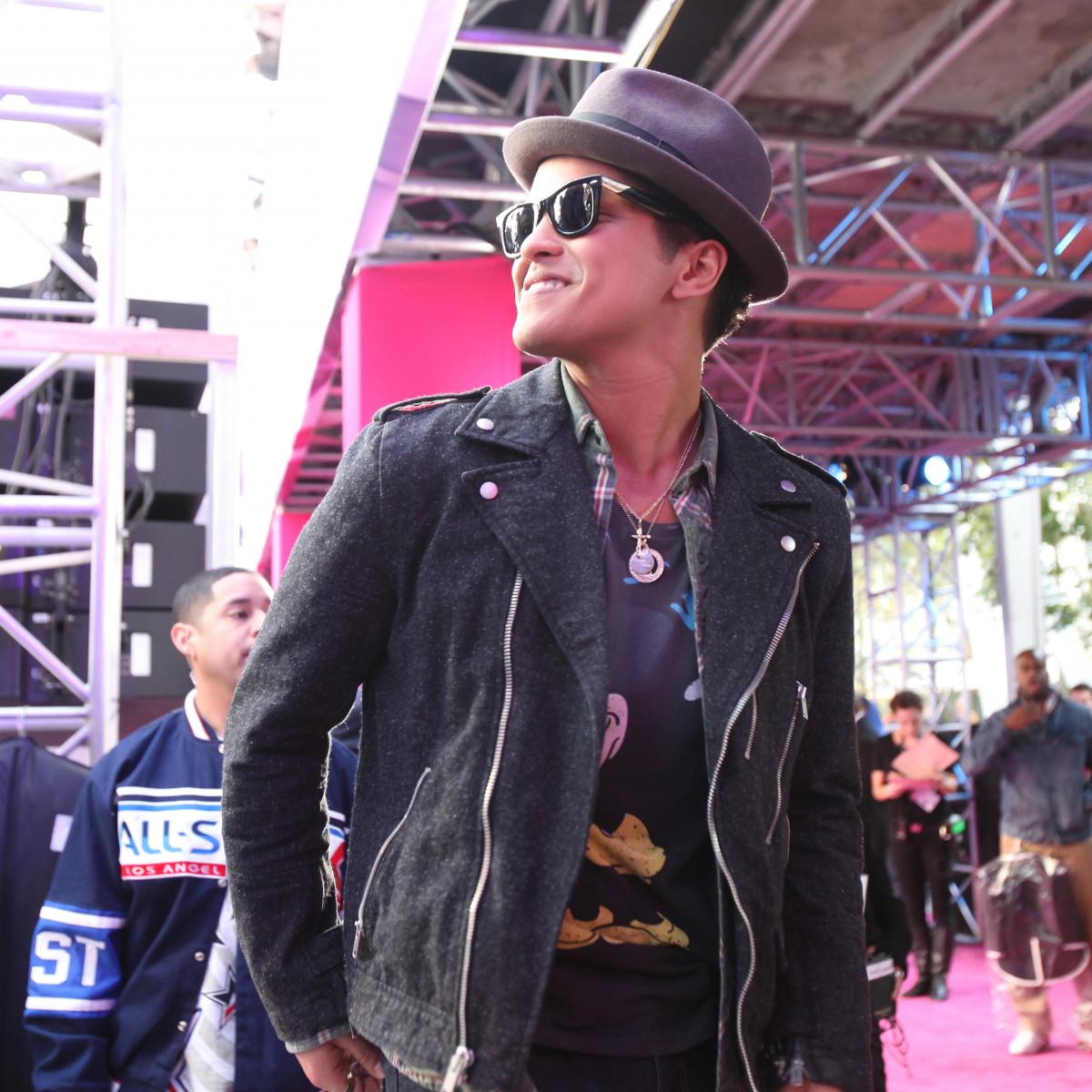 Bruno Mars' fedora, other Super Bowl prop bets results