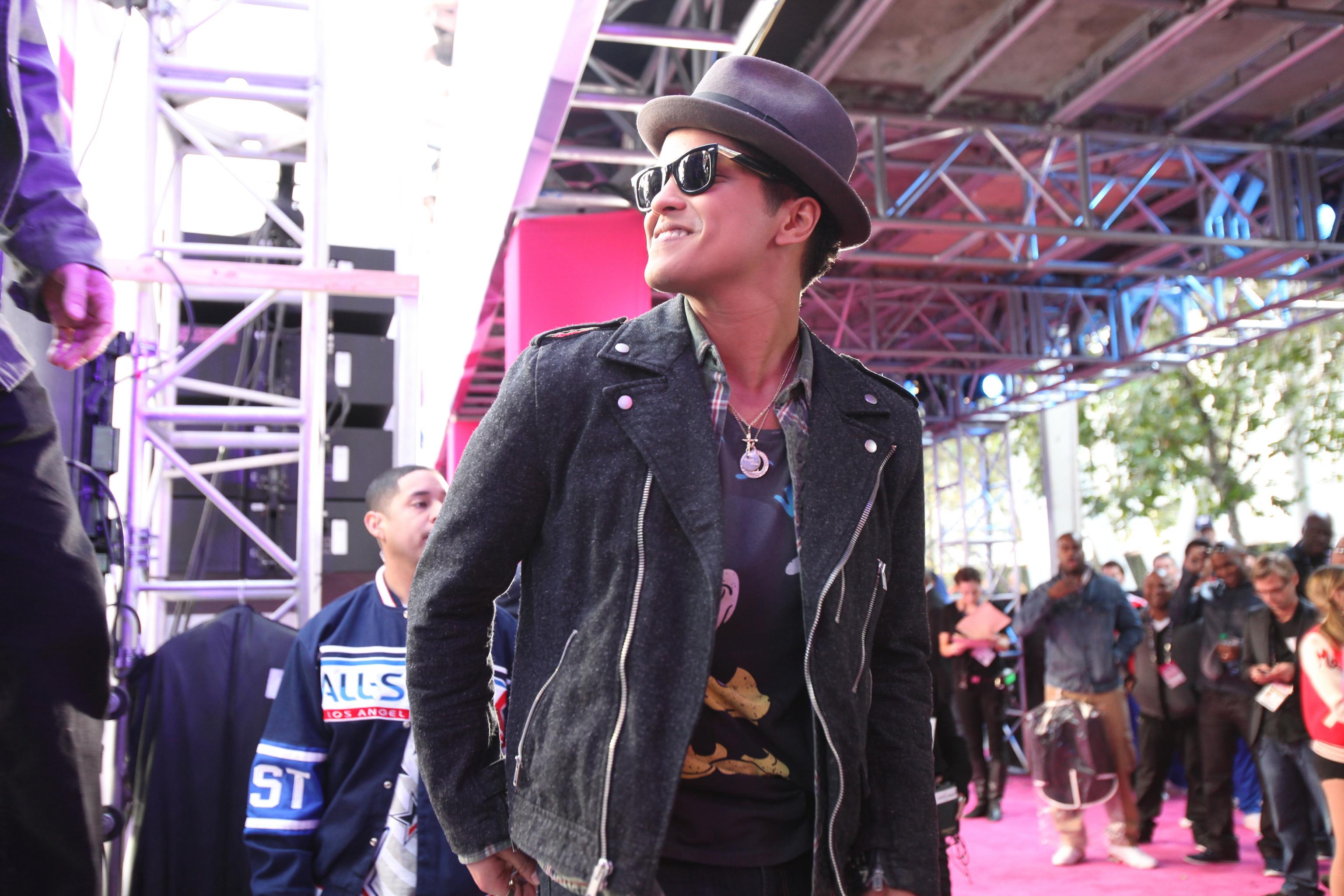 Bruno Mars' fedora, other Super Bowl prop bets results