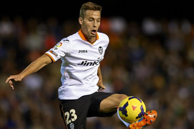 VALENCIA, SPAIN - NOVEMBER 10:  Sergio Canales of Valencia controls the ball during the La Liga match between Valencia CF and Real Valladolid CF at Estadio Mestalla on November 30, 2013 in Valencia, Spain.  (Photo by Manuel Queimadelos Alonso/Getty Images)