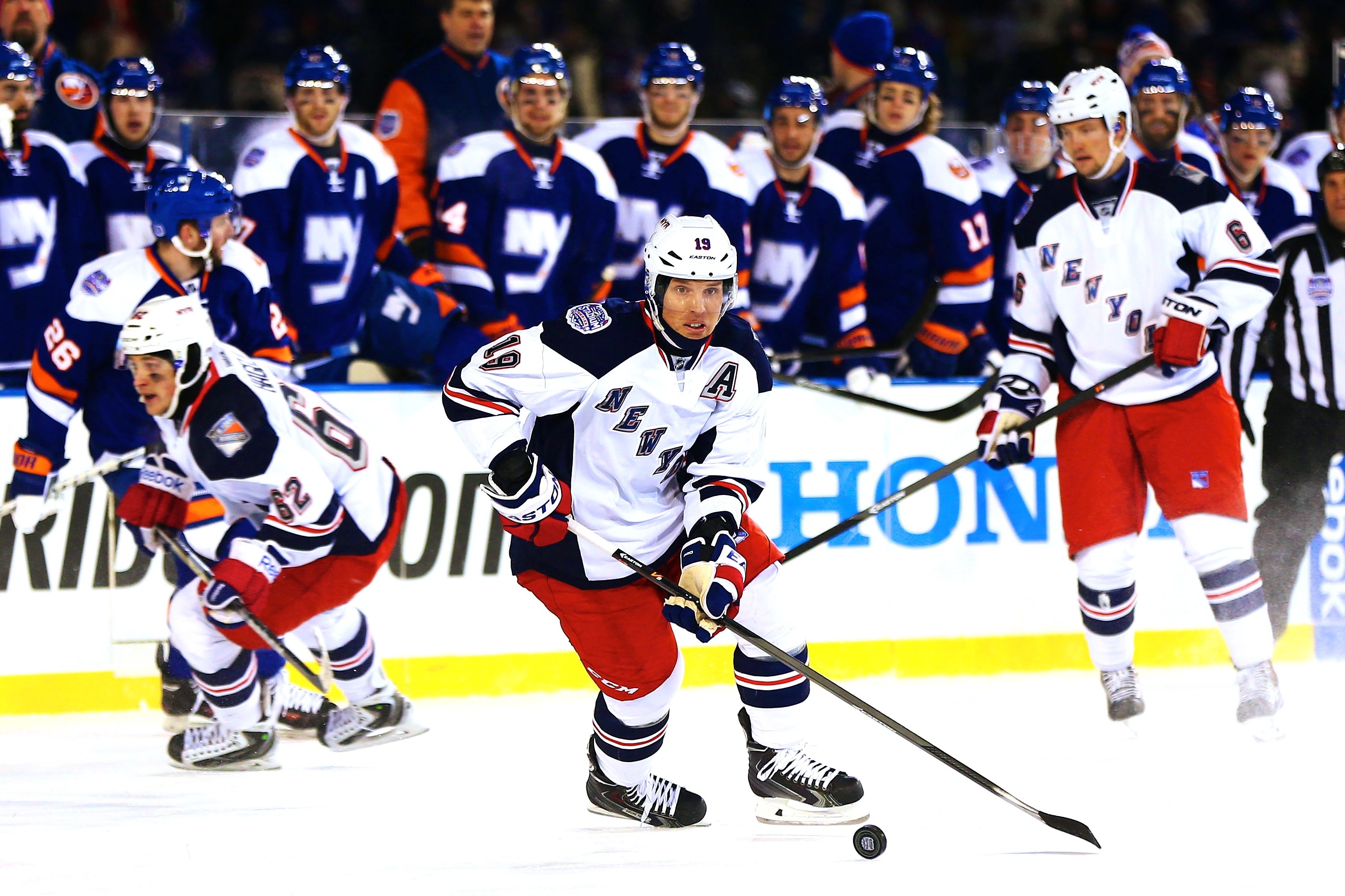 Rangers edge Islanders 2-1 at Yankee Stadium