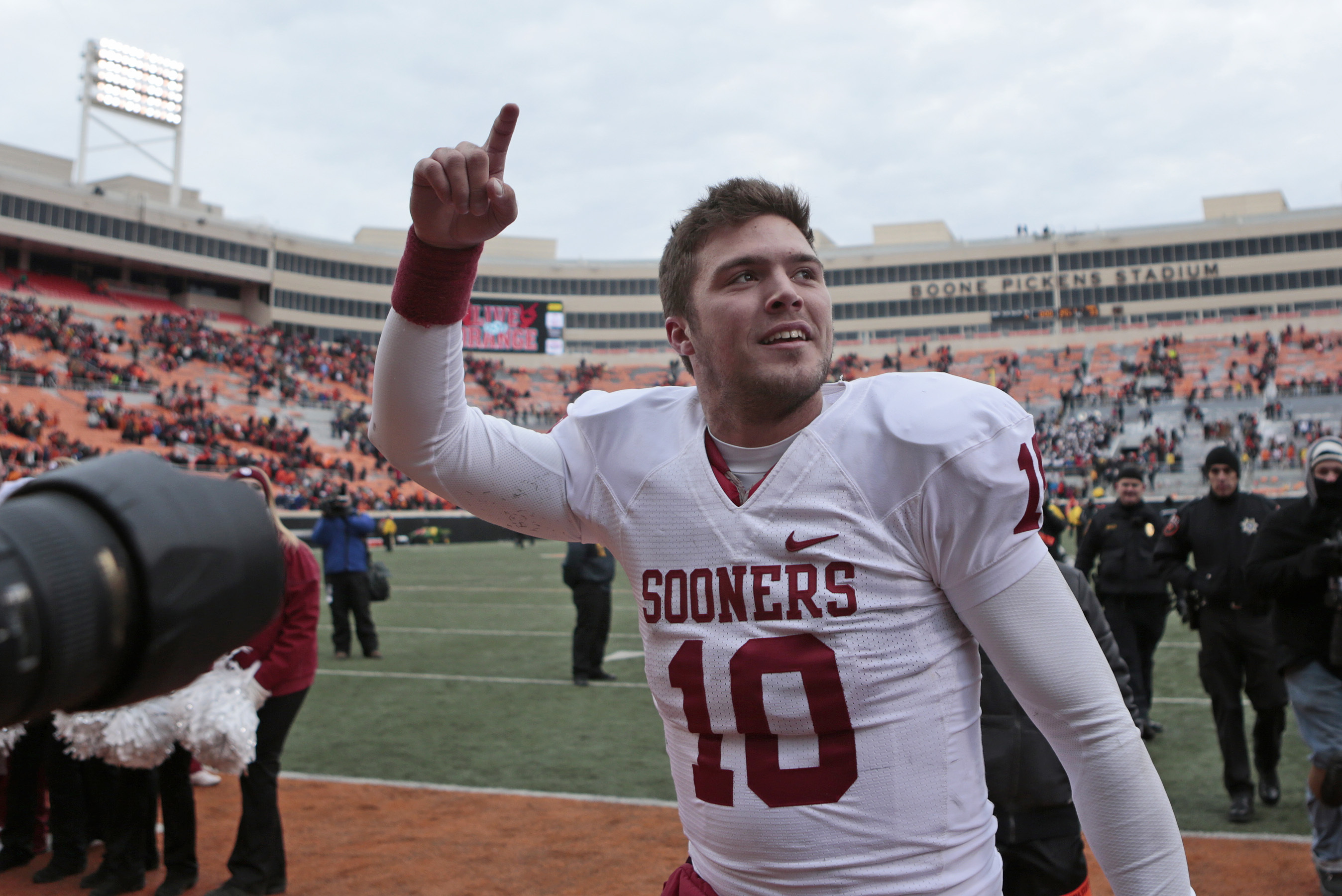 Oklahoma tight end Blake Bell taking snaps at quarterback - Sports  Illustrated