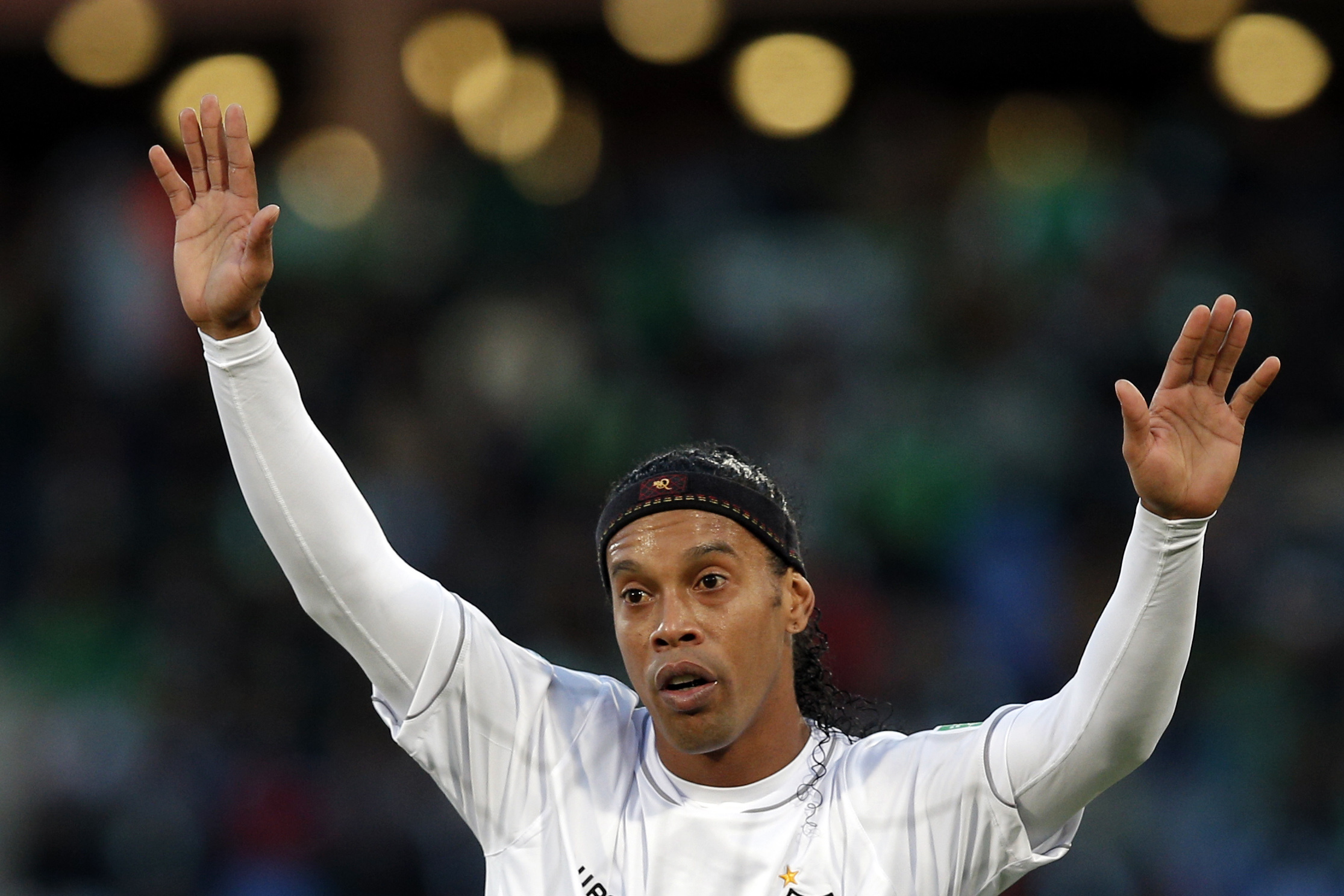 Ronaldinho signs 1-year extension with Atletico